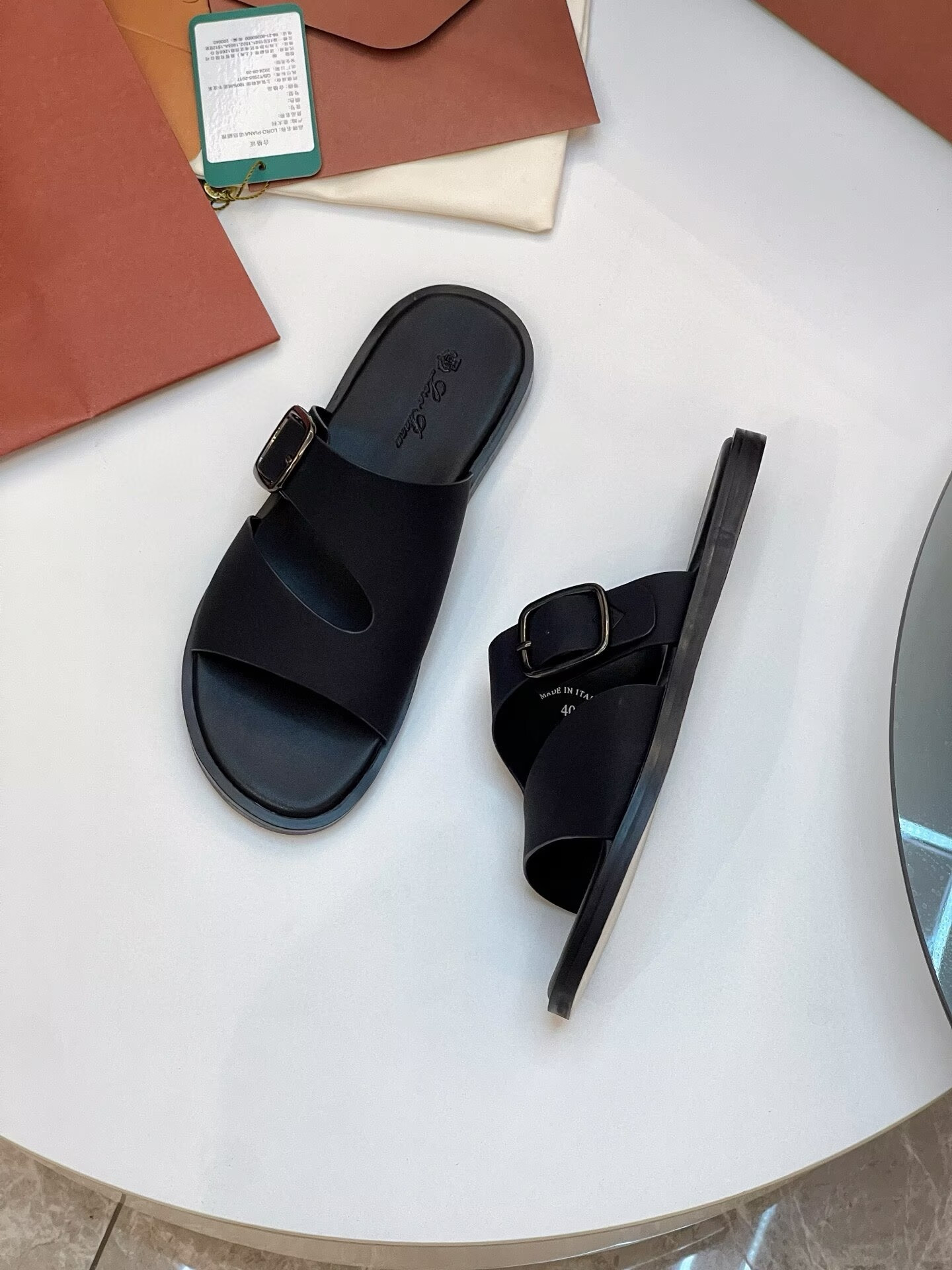 ua L**o p*ana sandals
