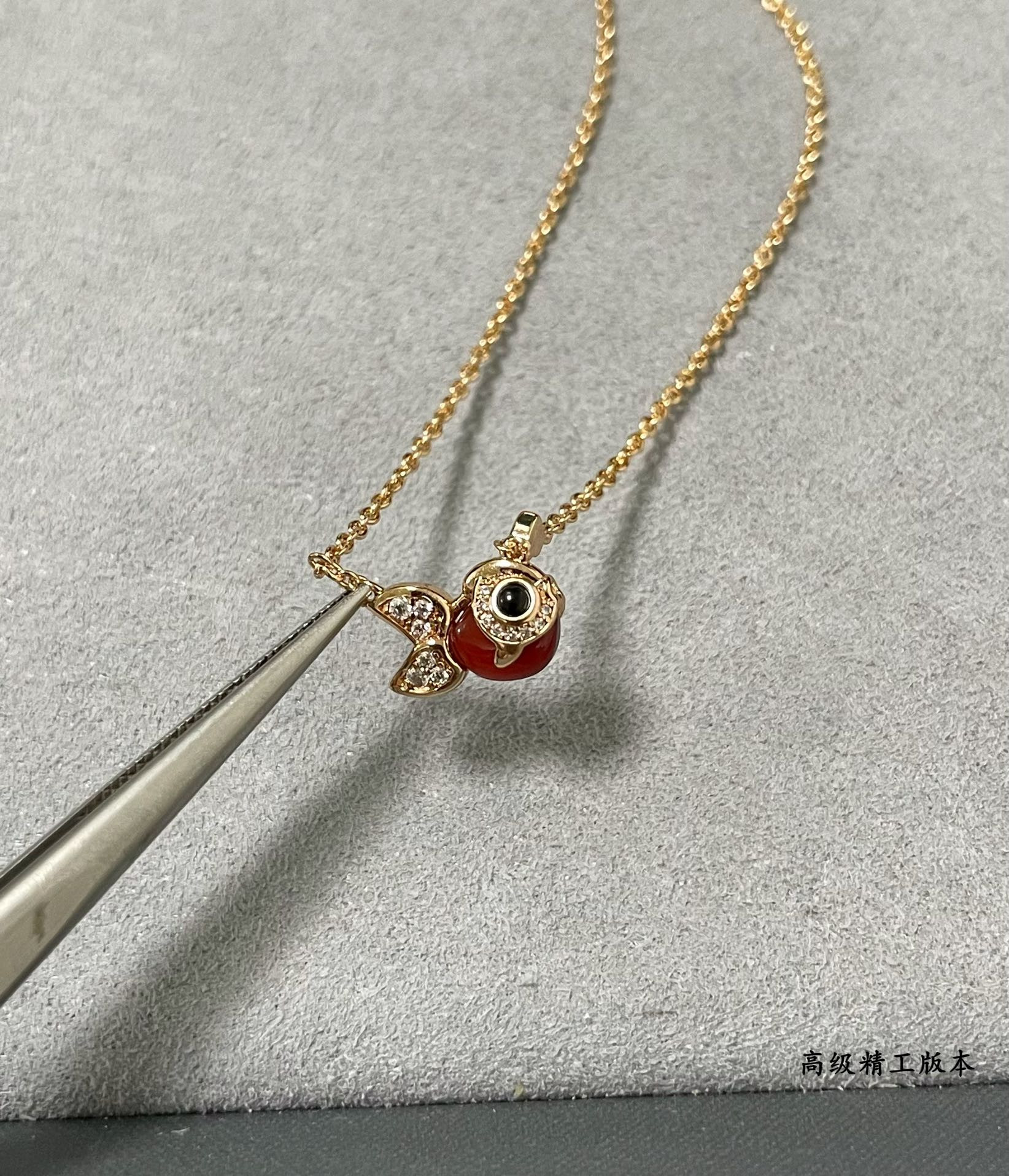 Qee1in little goldfish necklace