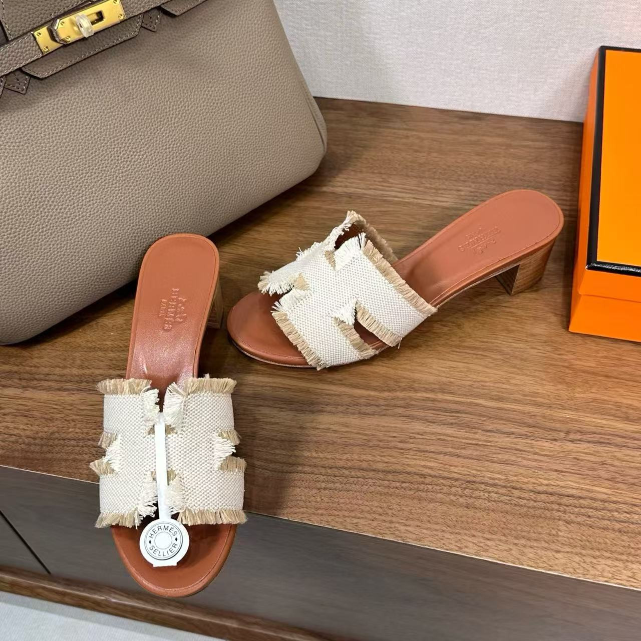 ua H**mes oasis sandal