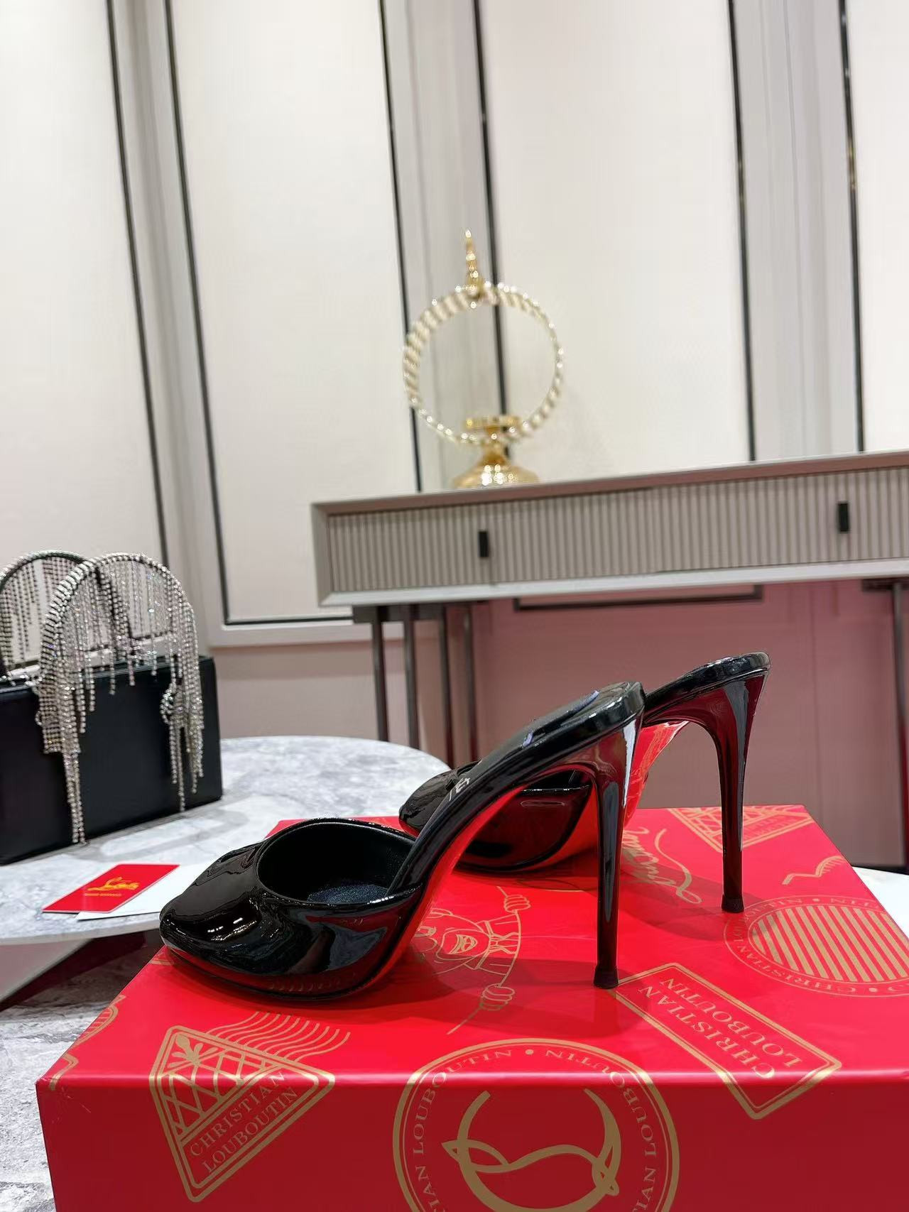 ua Ch**an louboutin me dolly patent leather mules