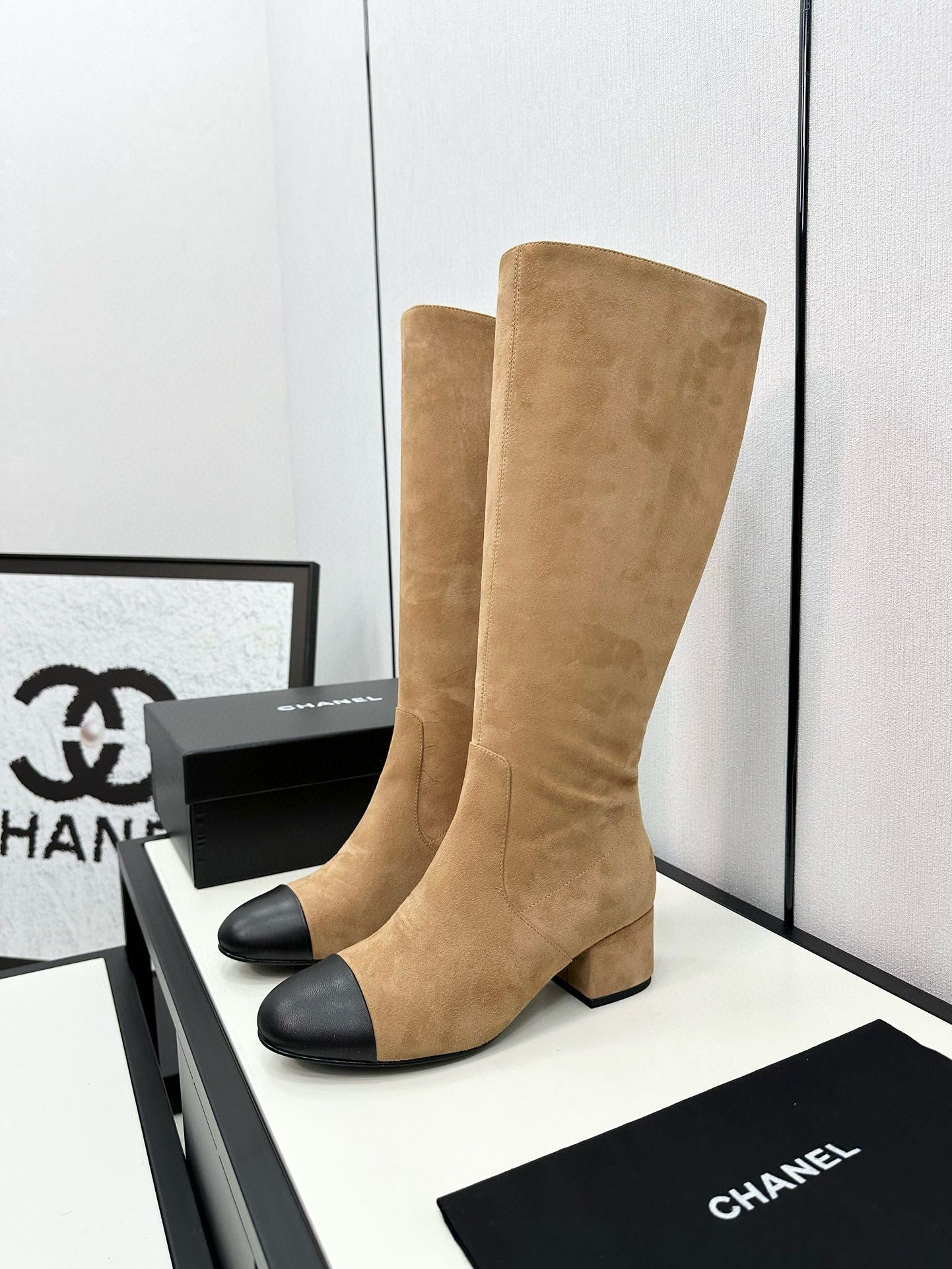 ua Ch*el boots