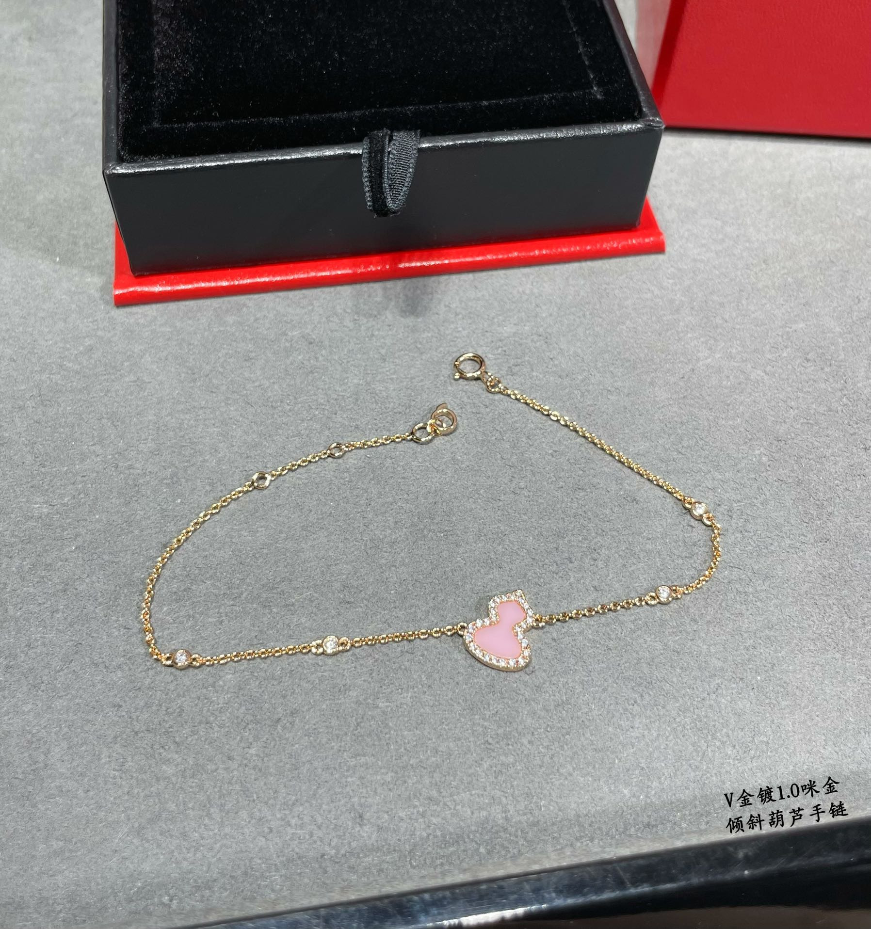 Qee1in tilted gourd bracelet