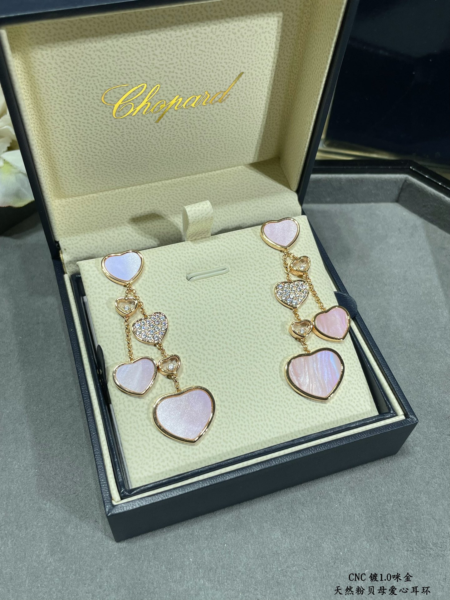 Ch0pard mother-of-pearl heart earrings