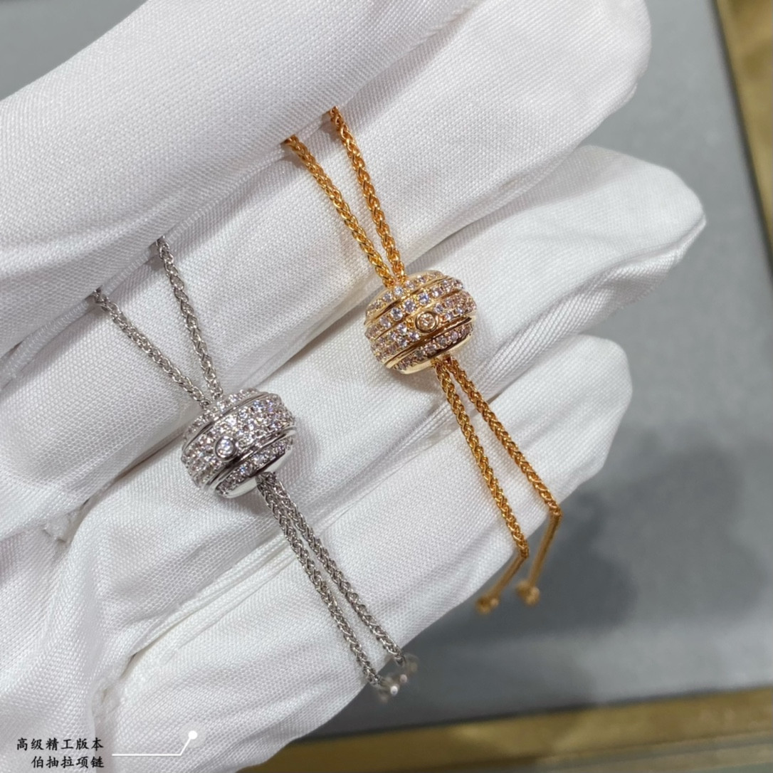 P1aget pull-style necklace