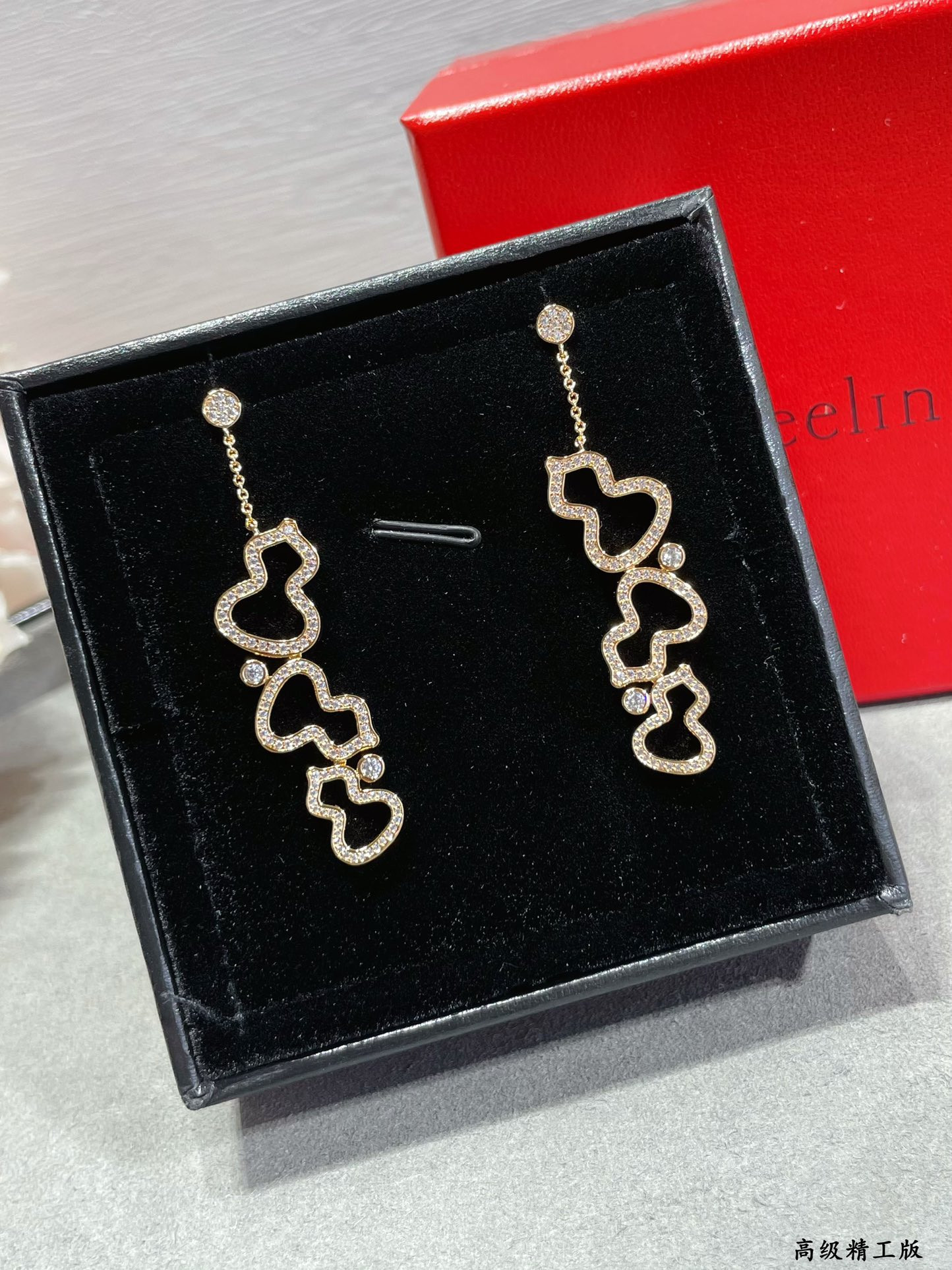 Qee1in triple gourd full di*m*nd stud earrings
