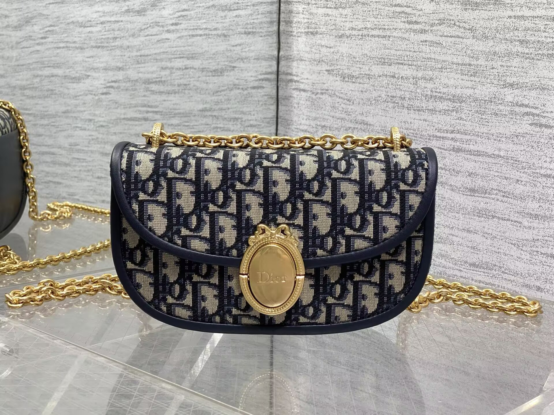 D*or small médaillon flap bag with chain 21 x 12 x 5.5 cm