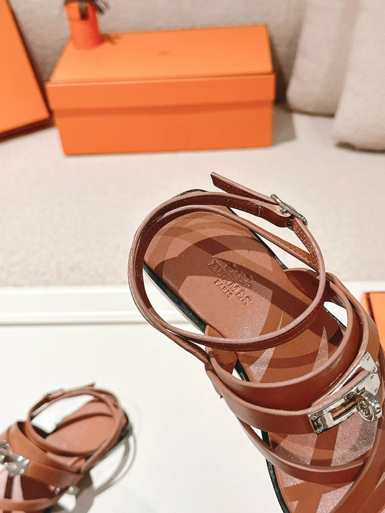 ua H**mes june sandal