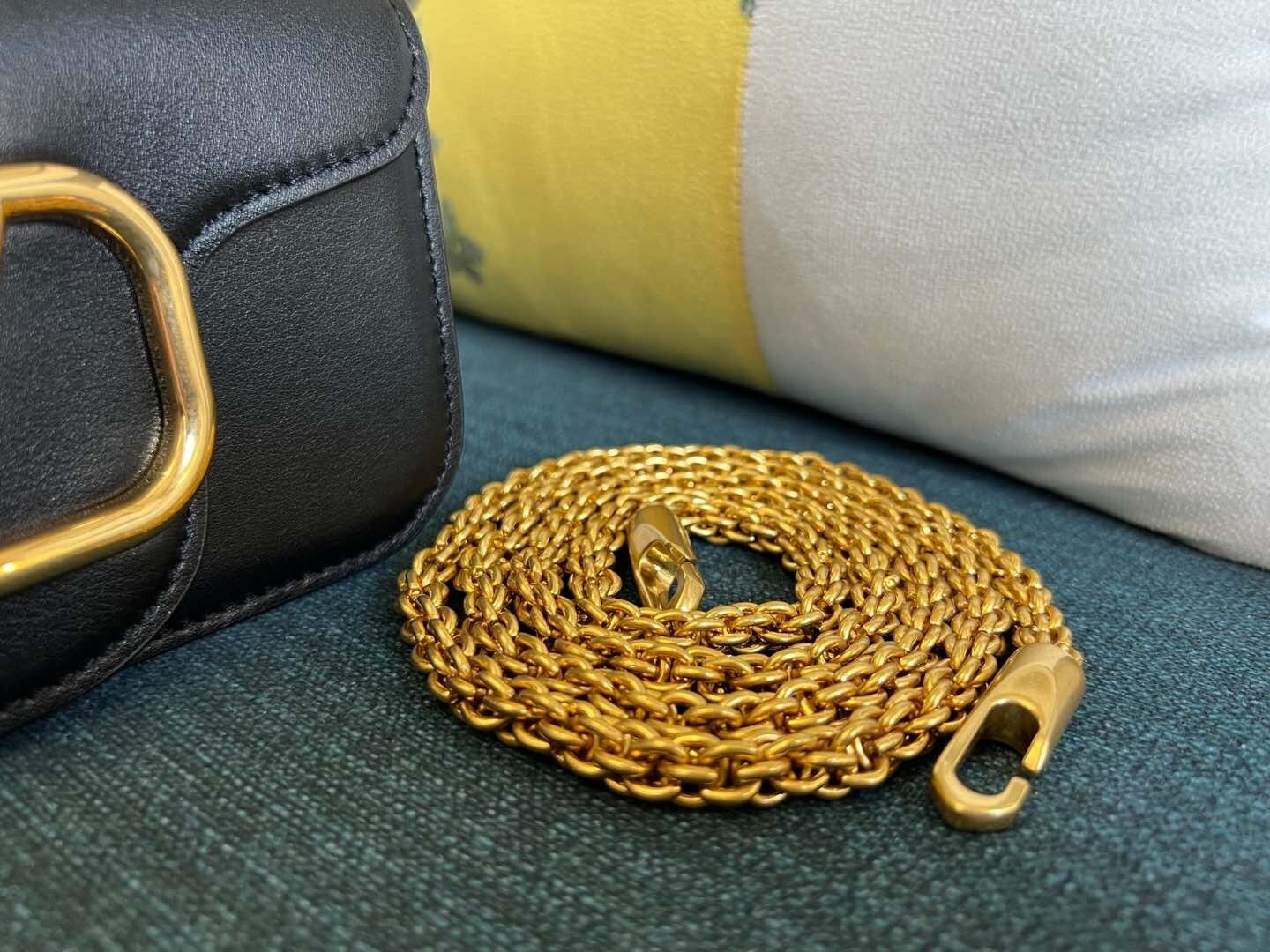 Va1e*ntin0 garavani locò small shoulder bag in calfskin 20x11x5cm