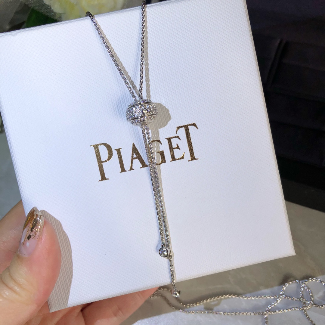 P1aget pull-style necklace