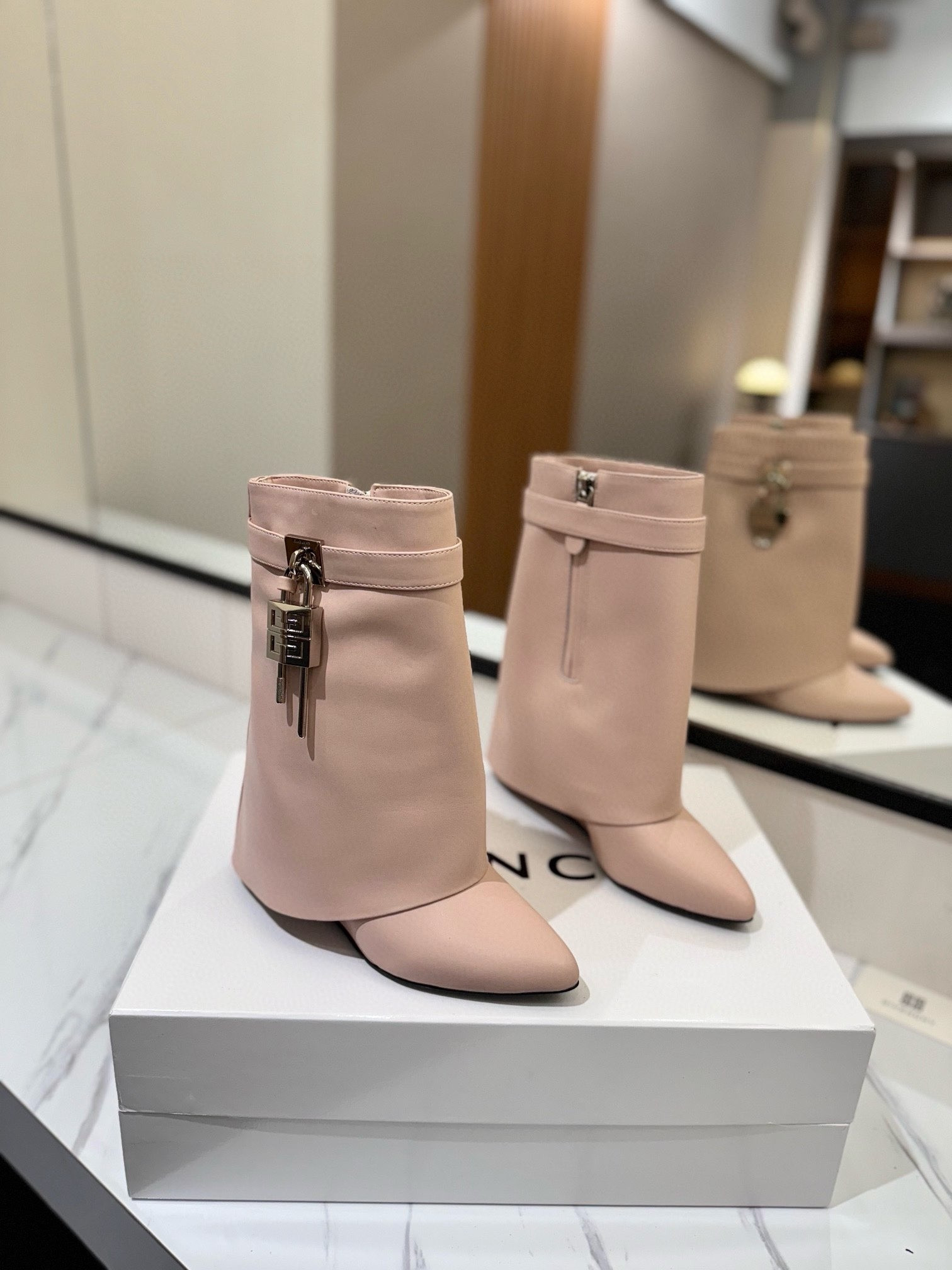 ua G1uenchy boots(production about 10 days)