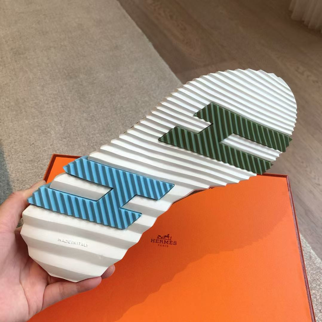 ua H**mes bouncing sneaker