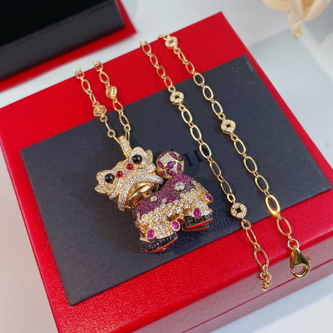 Qee1in dancing lion pendant necklace