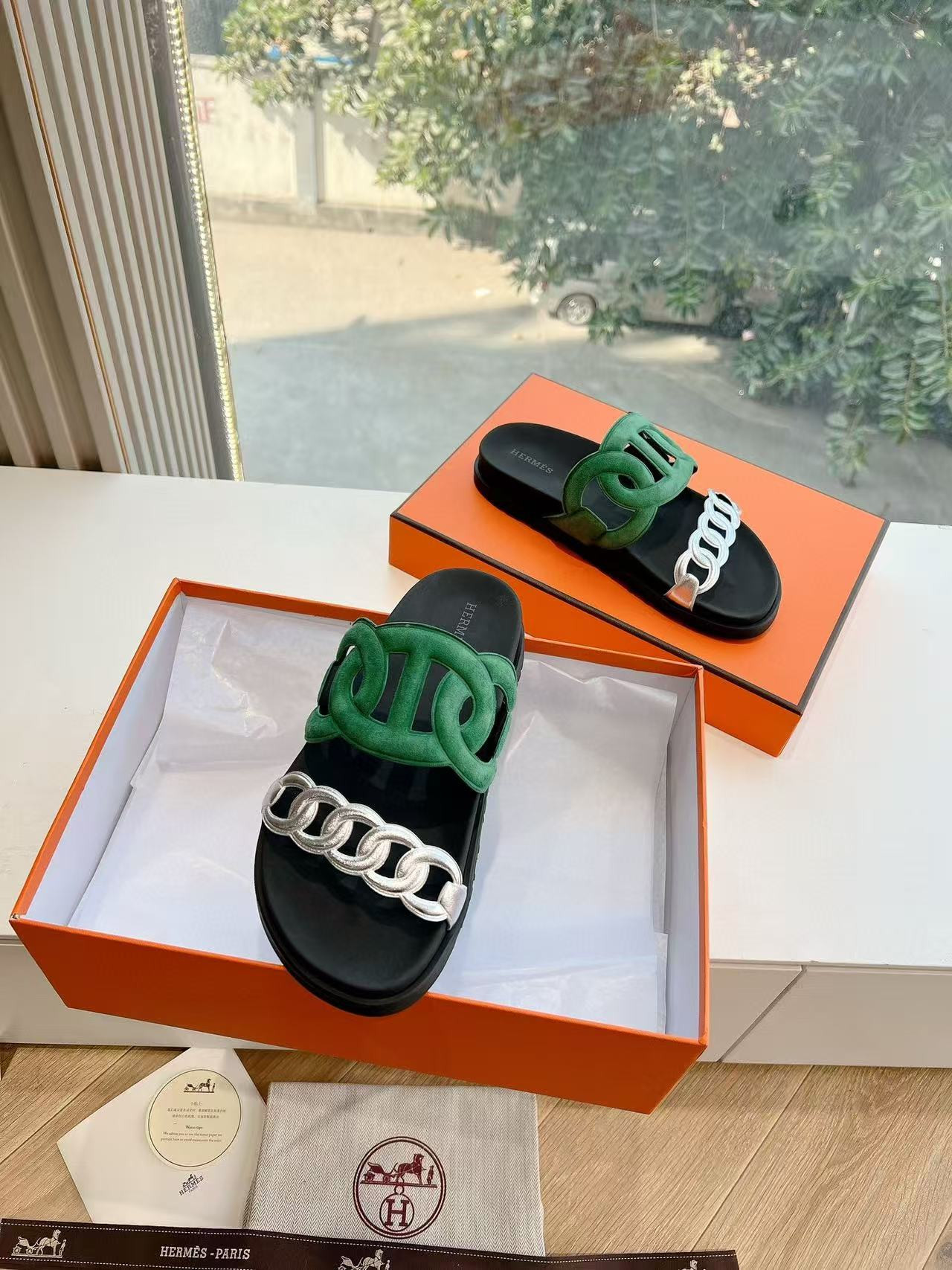 ua H**mes extra sandal