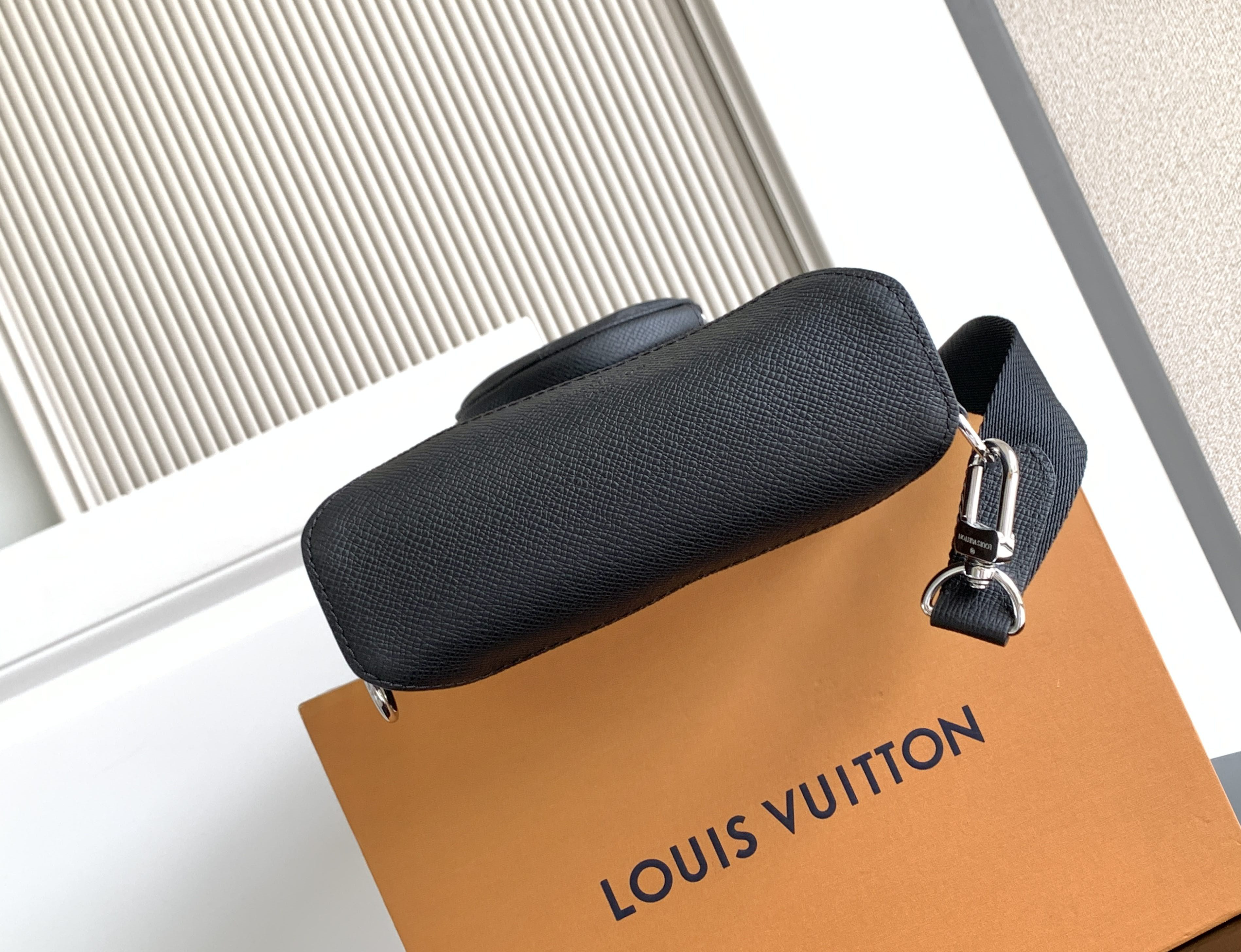 LV Duo Slingbag M30936 20x42x6cm