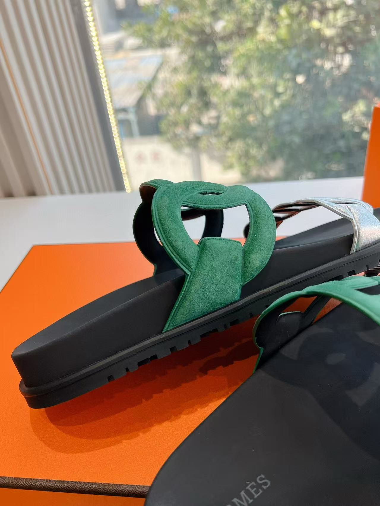 ua H**mes extra sandal