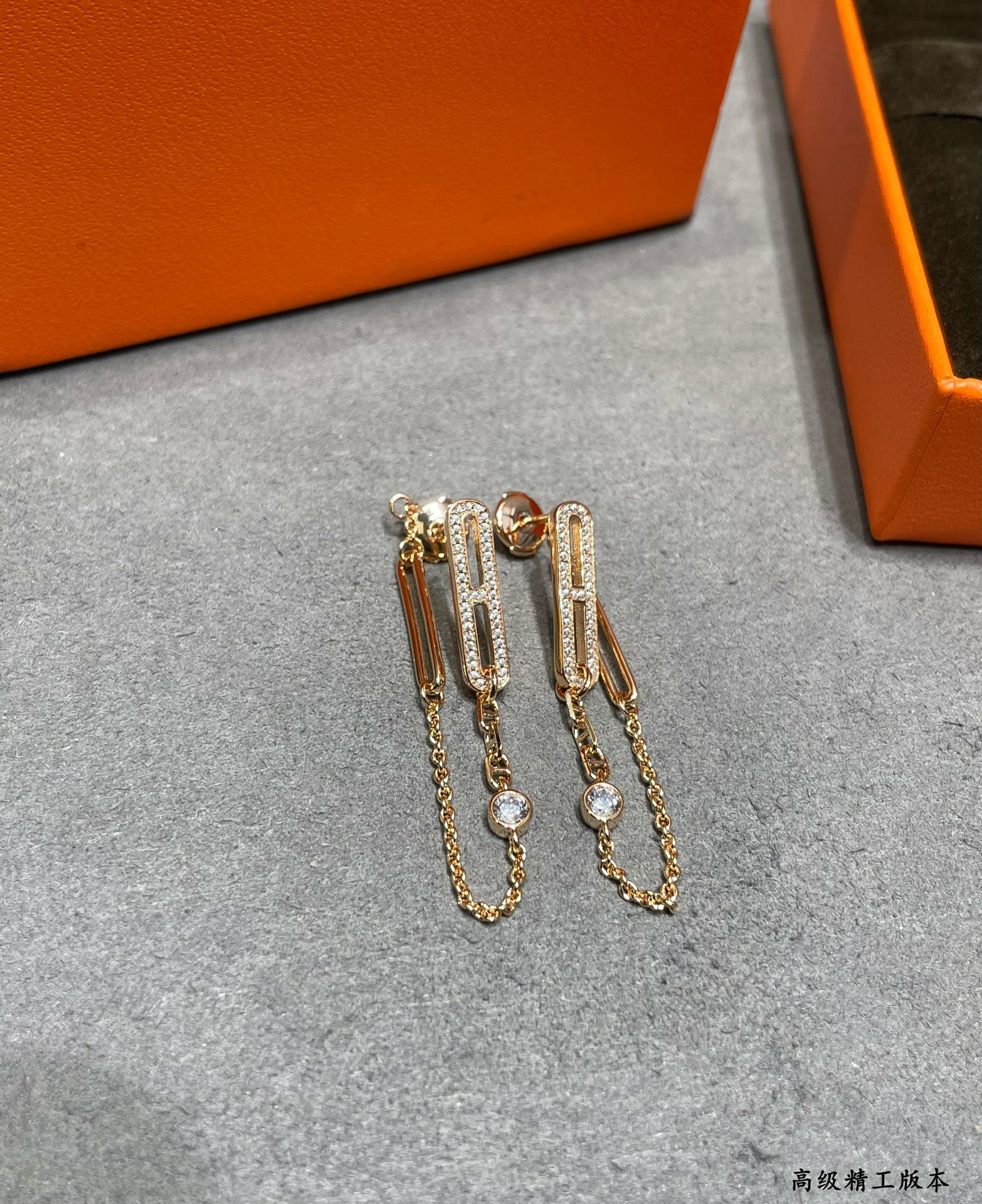 H**mes fully di*m*nd-encrusted h chain stud earrings