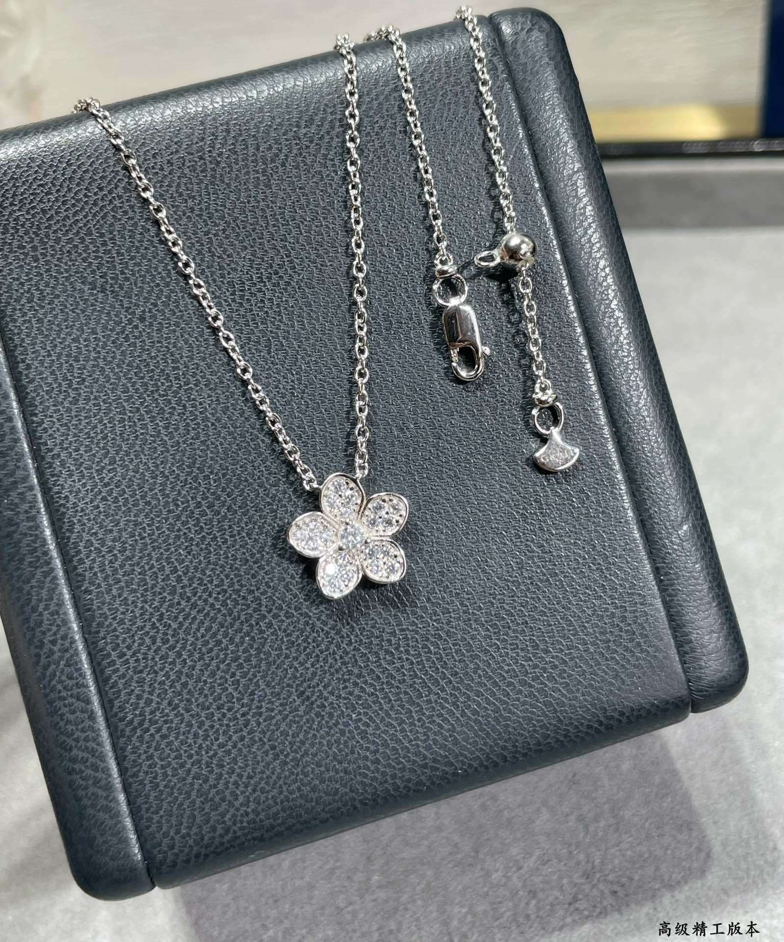Gr*ff flower pendant necklace ag925