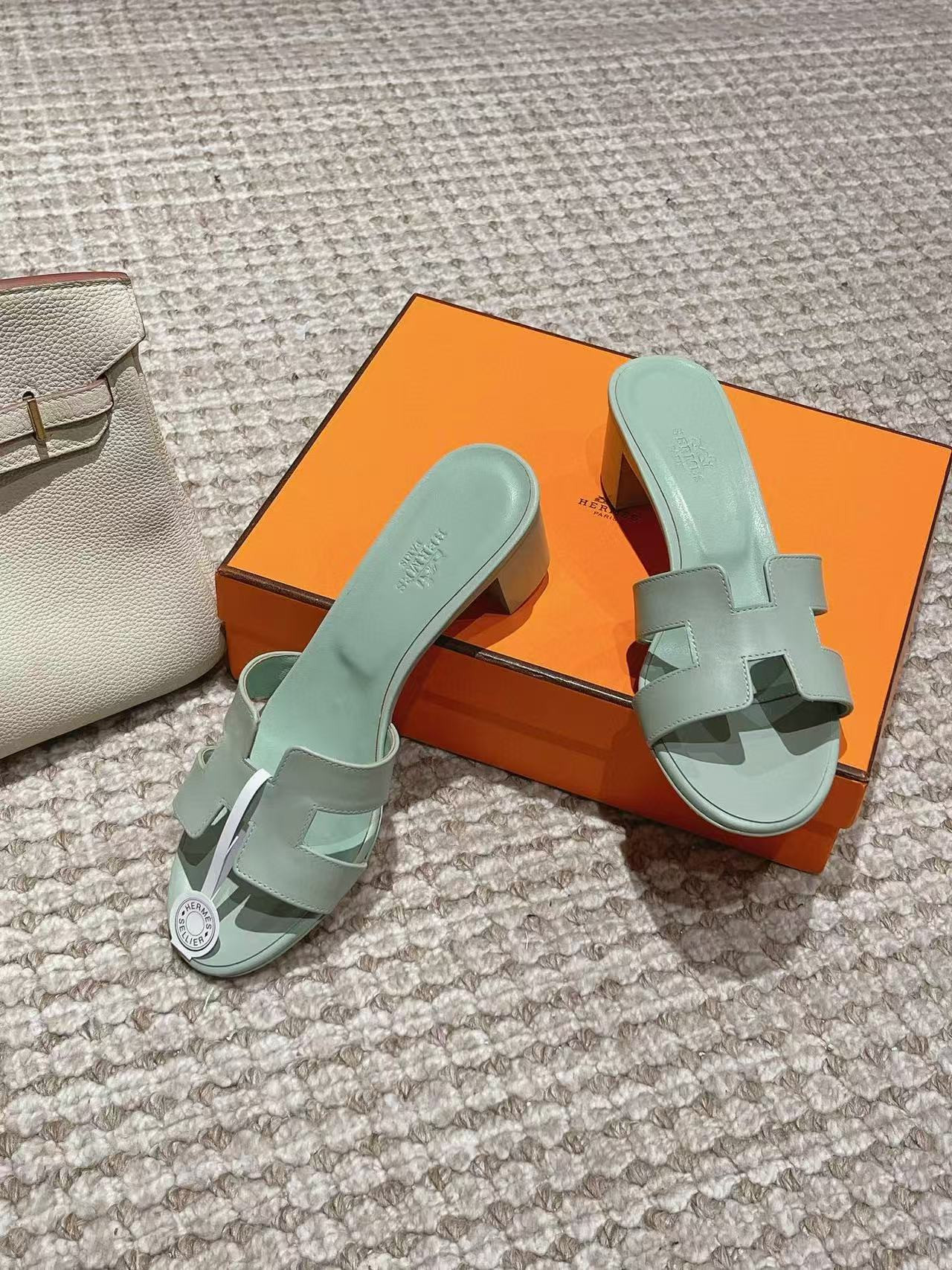 ua H**mes oasis sandal