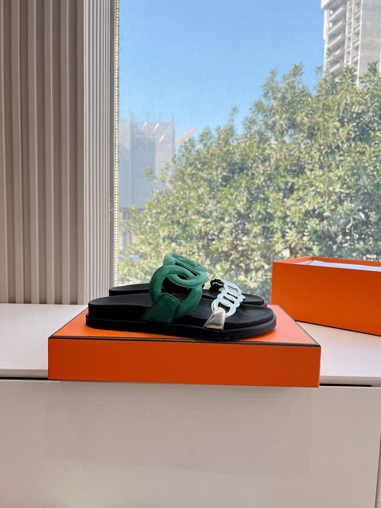ua H**mes extra sandal
