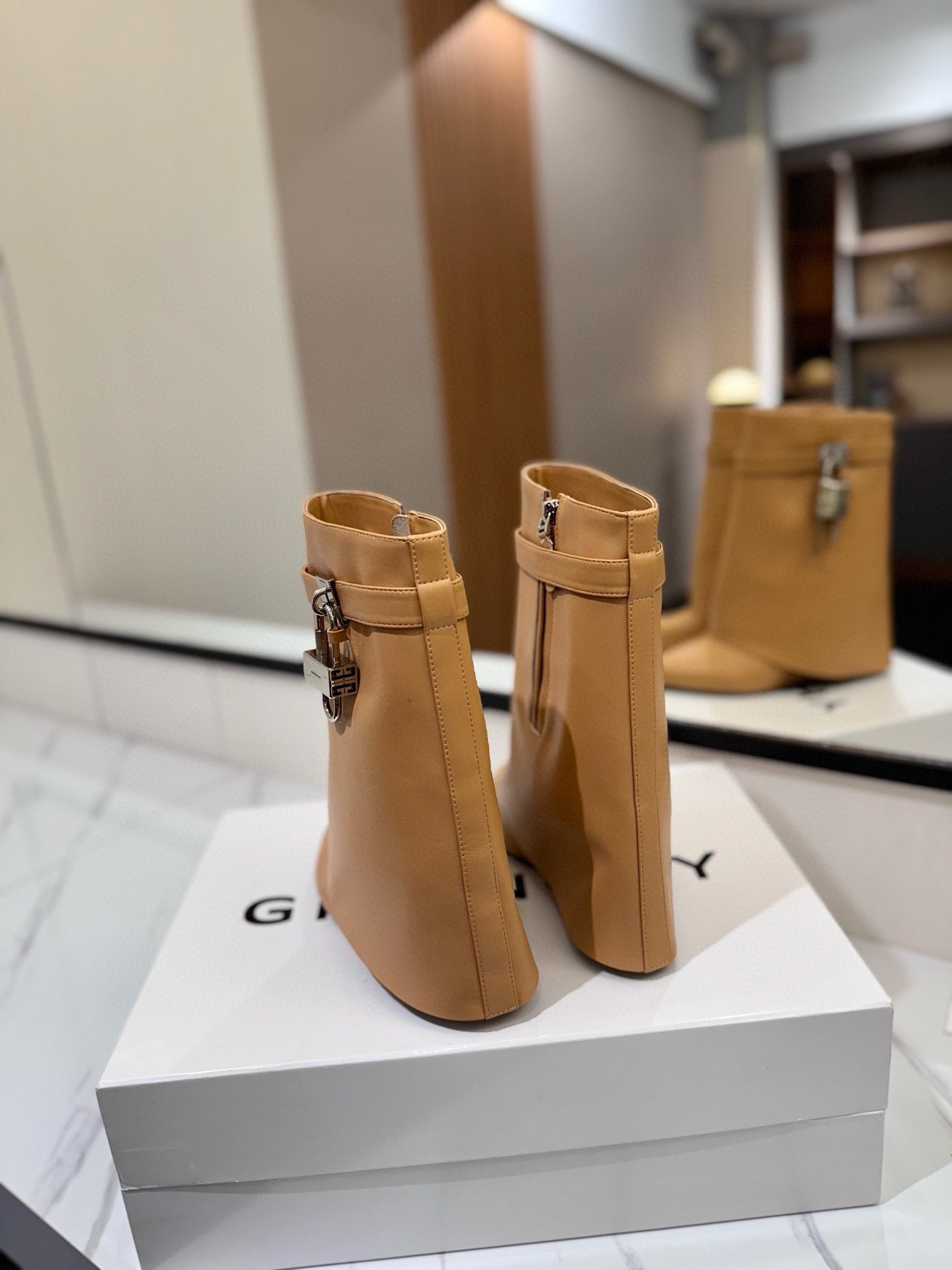 ua G1uenchy boots