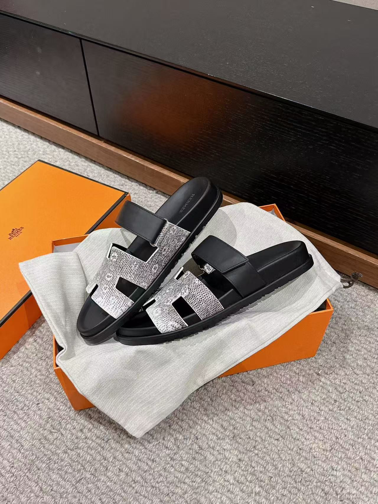 ua H**mes chypre sandal