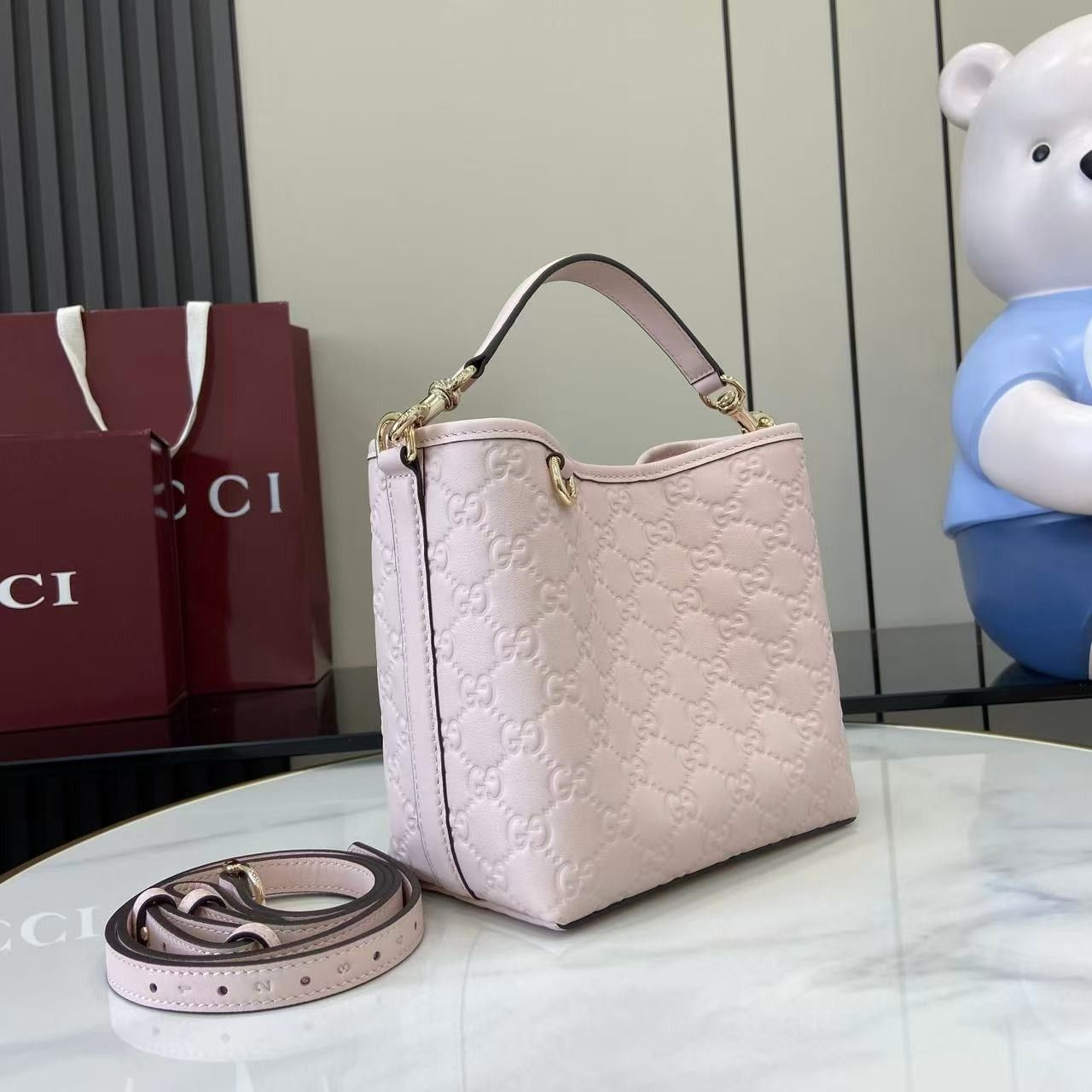 G*u*i gg emblem small bucket bag 19x18x11cm