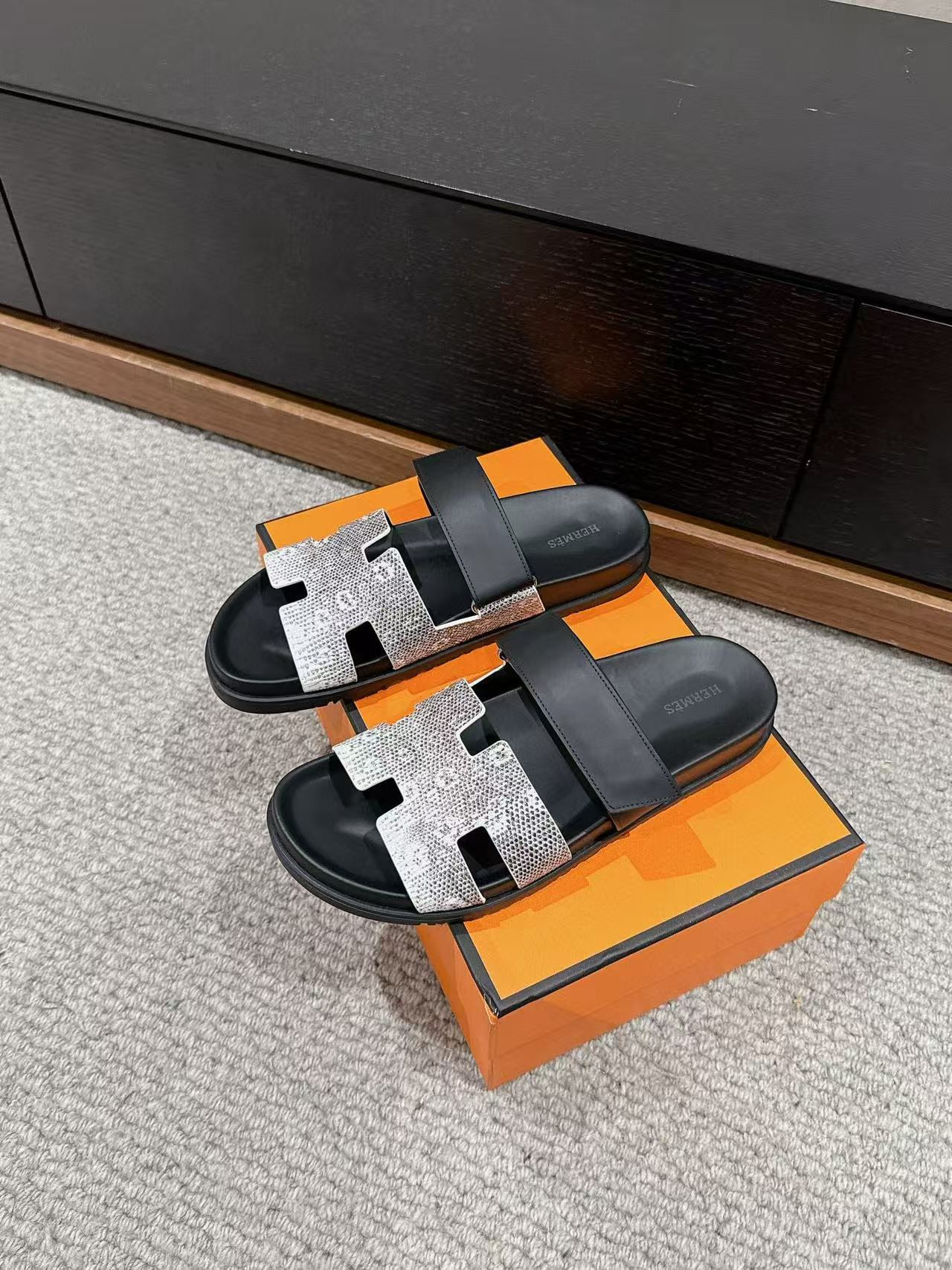 ua H**mes chypre sandal