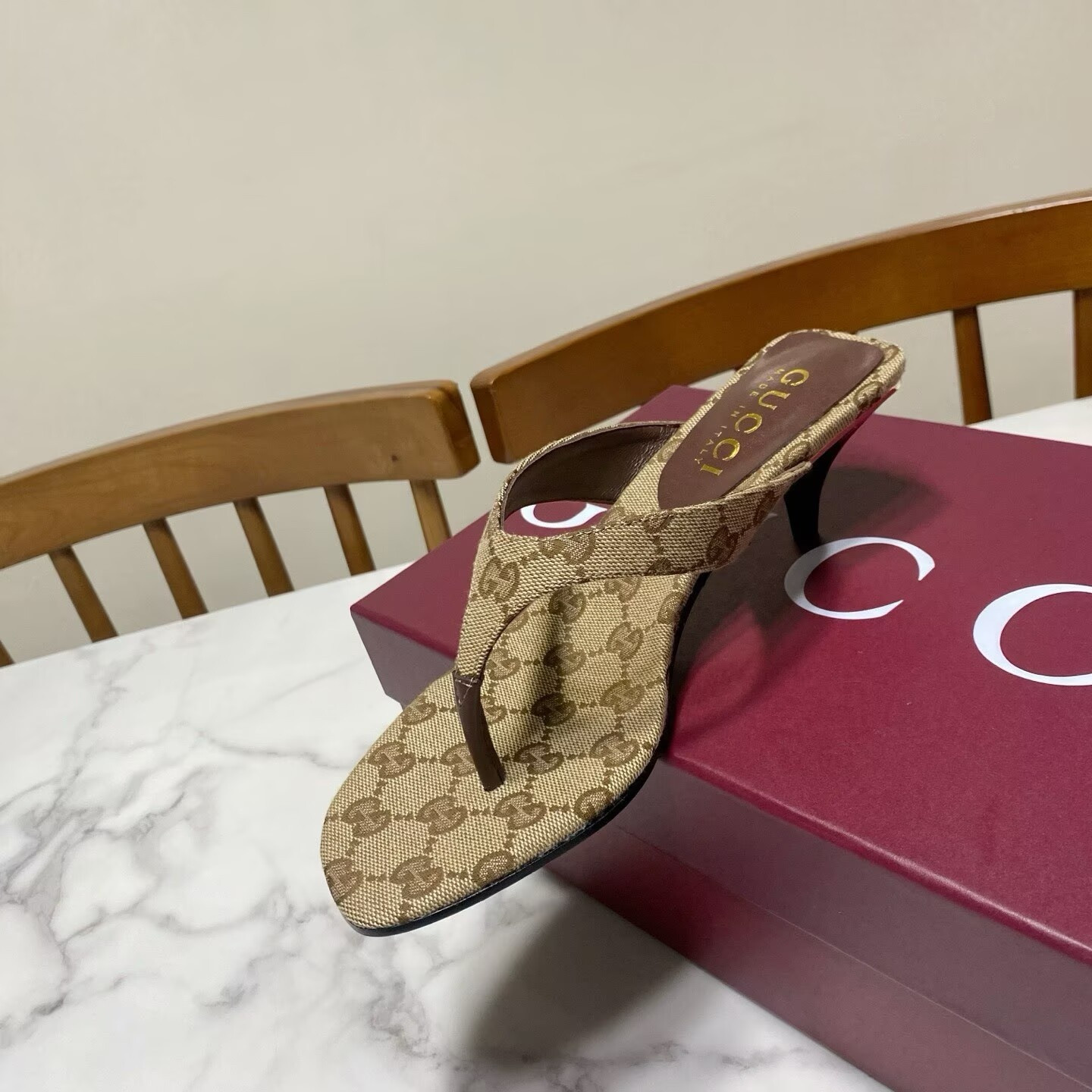 ua G*u*i vittoria thong slides