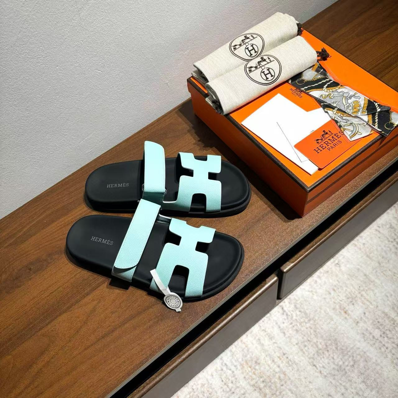 ua H**mes chypre sandal