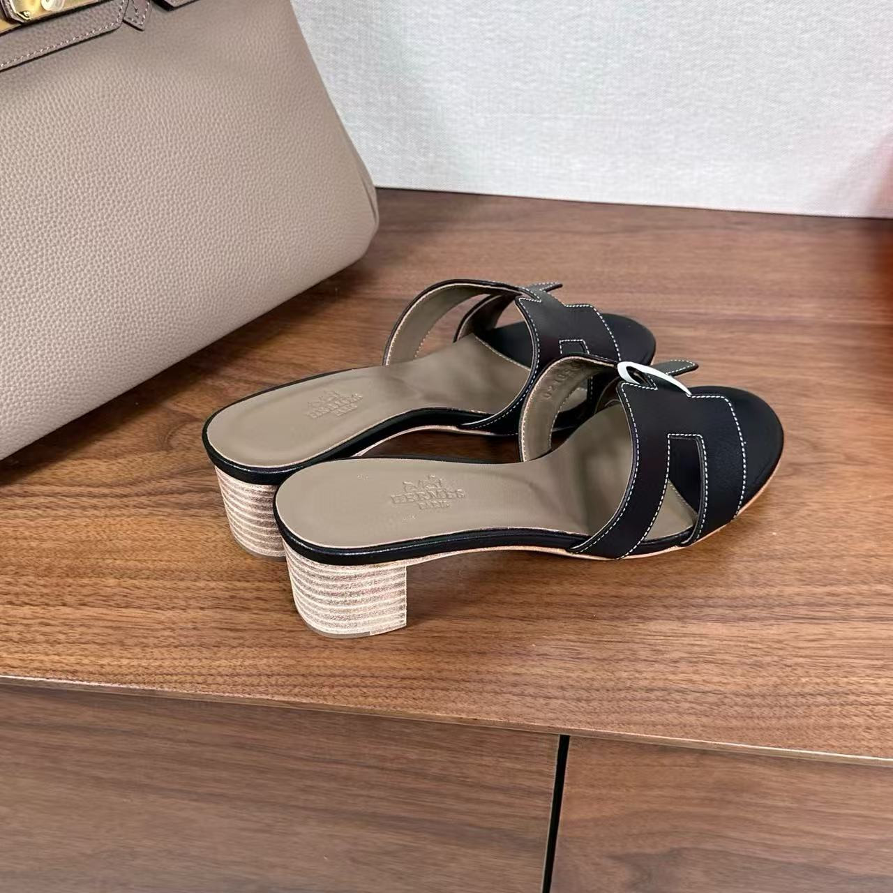 ua H**mes oasis sandal