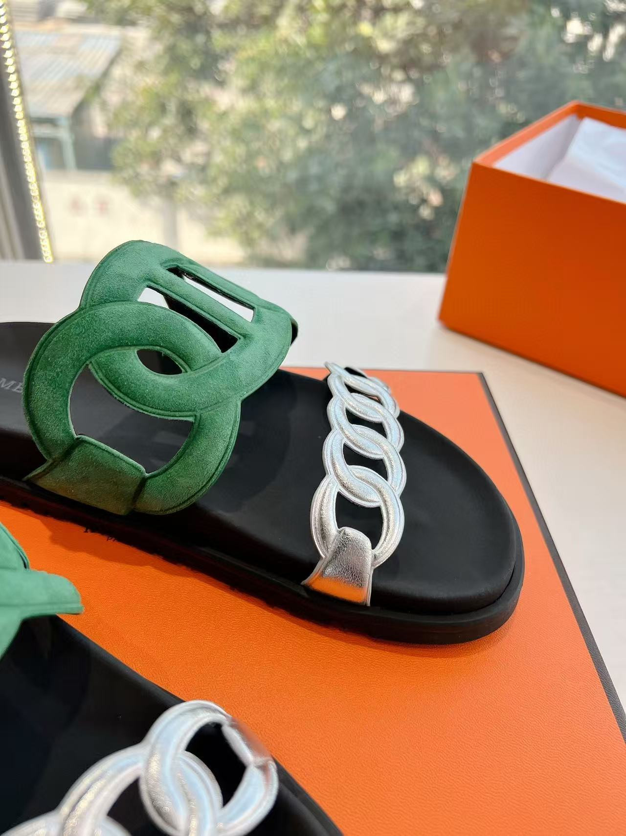 ua H**mes extra sandal