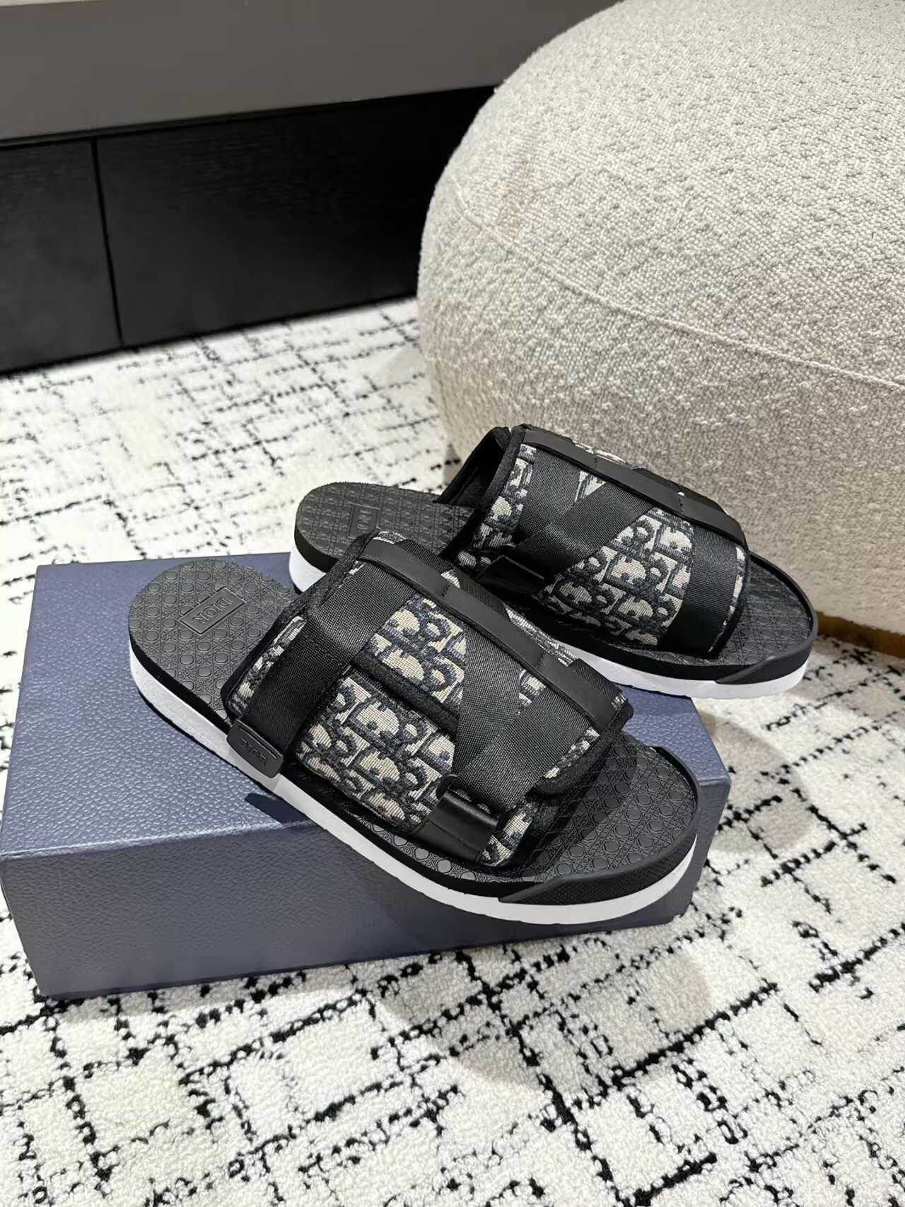 ua D*or alpha sandals