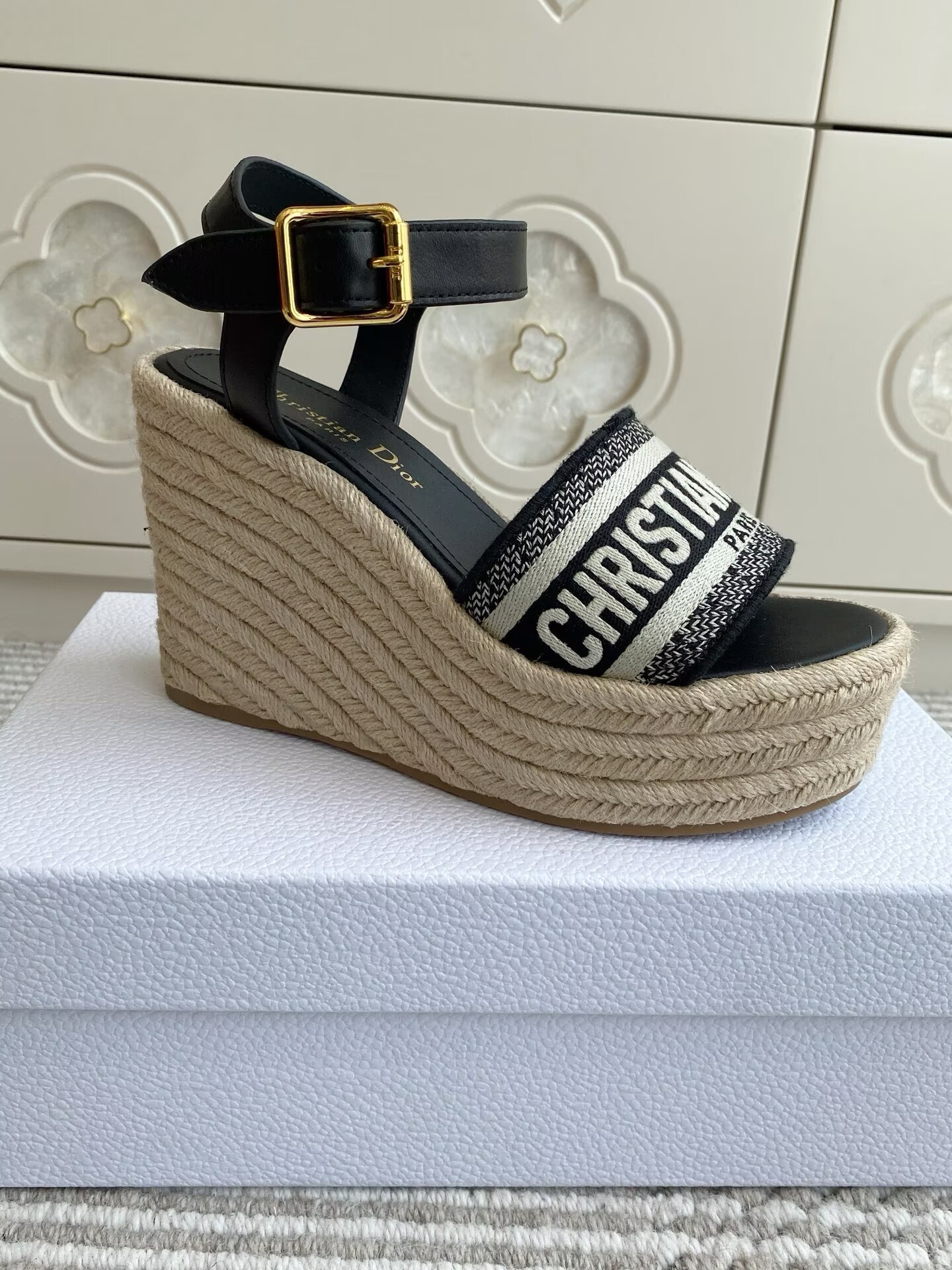ua D*or sandals