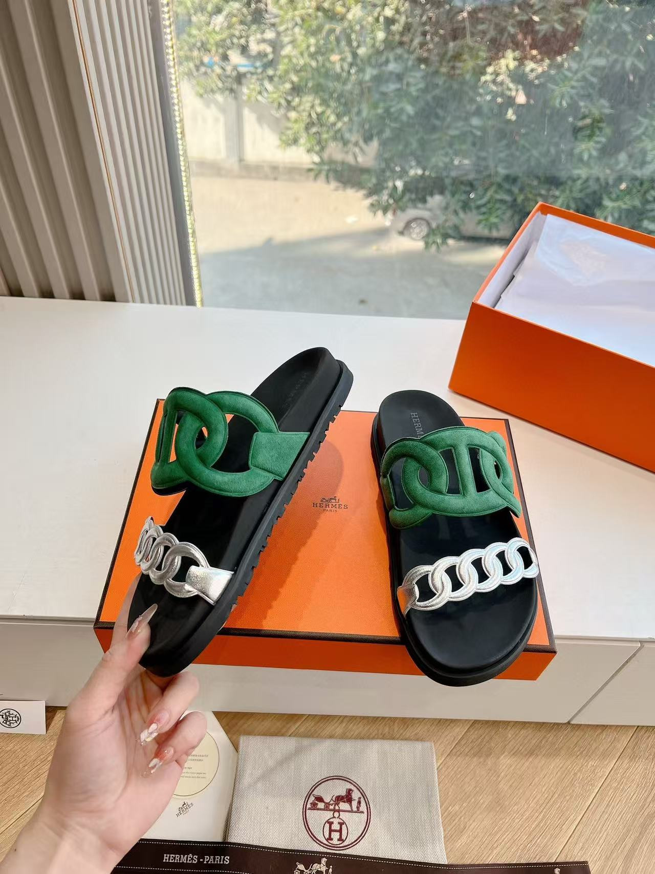 ua H**mes extra sandal