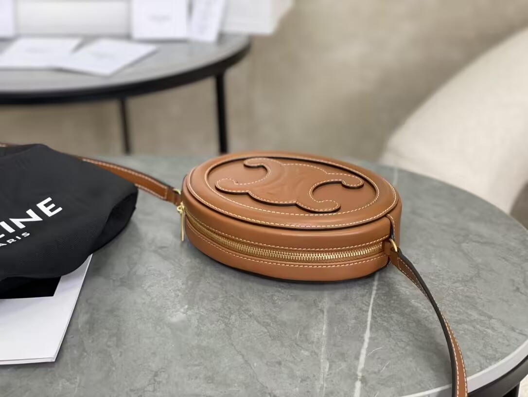 Ce**e small calfskin cuir triomphe oval crossbody 20x15x6cm
