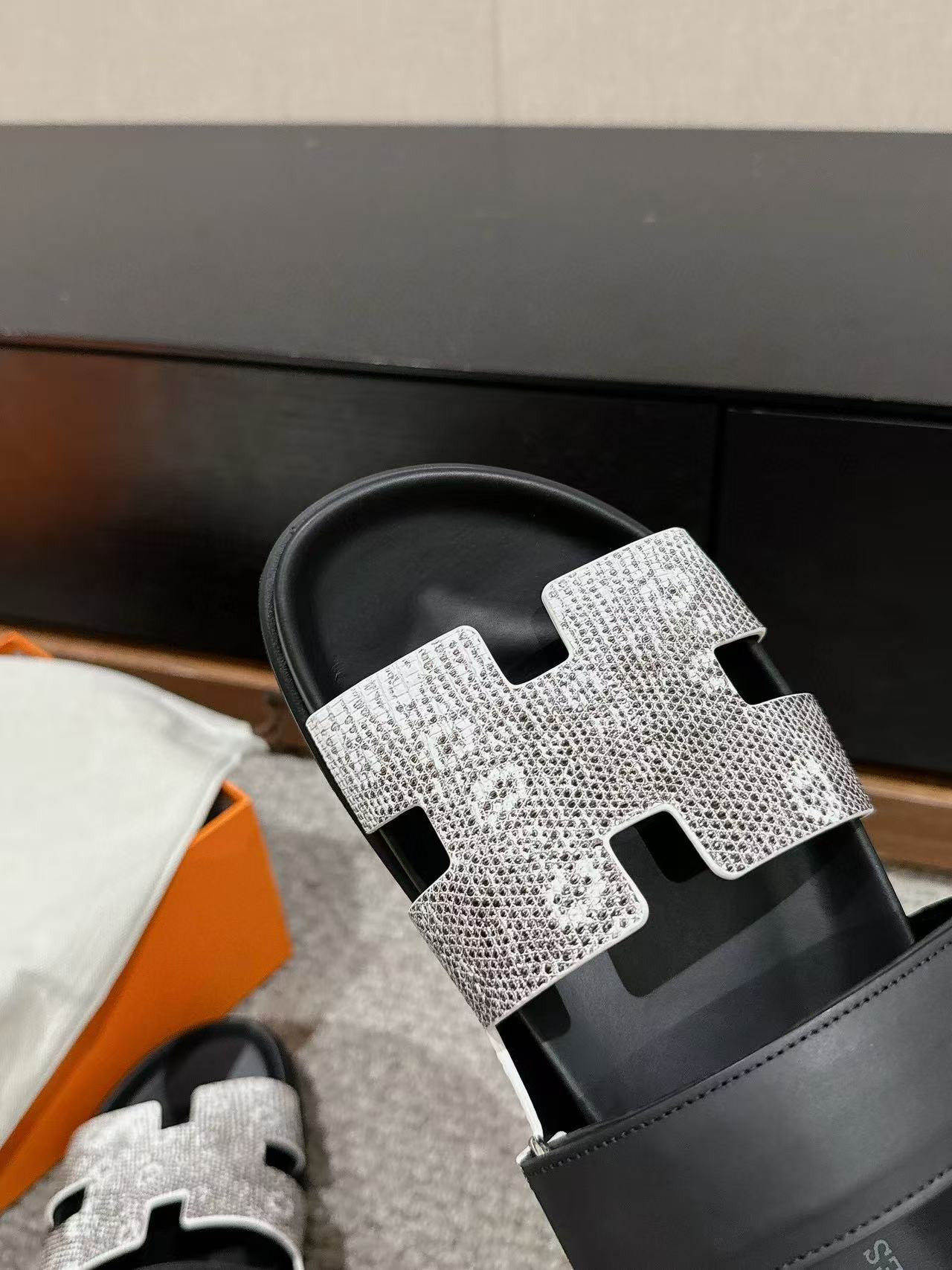 ua H**mes chypre sandal