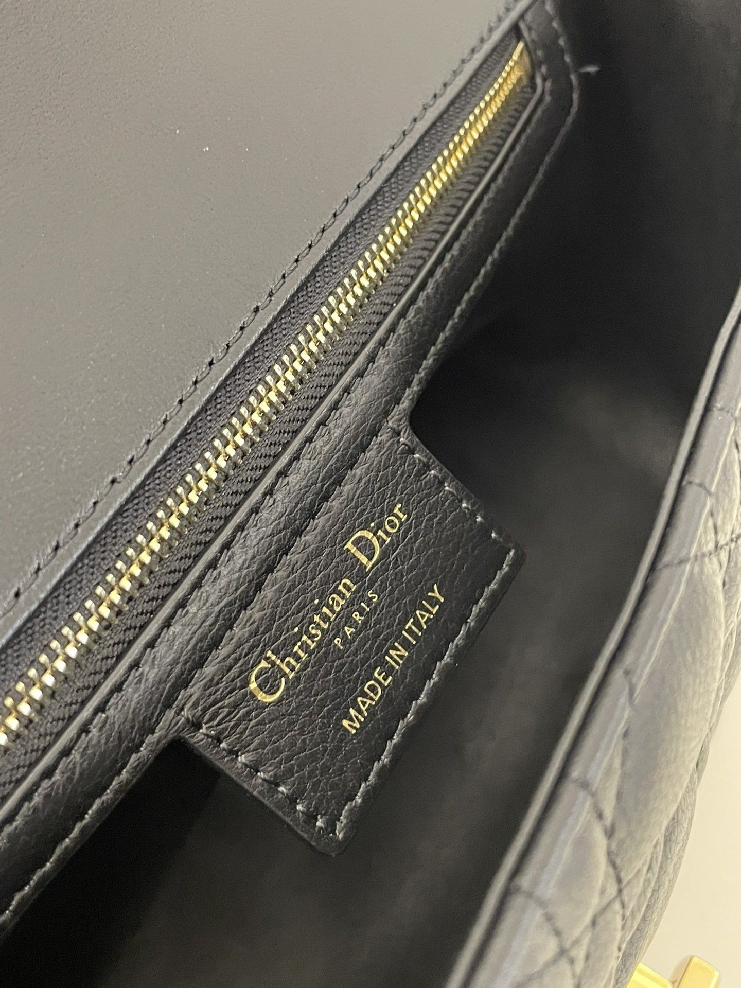 medium d*or caro bag S*pple cannage calfskin 25.5 x 15.5 x 8 cm