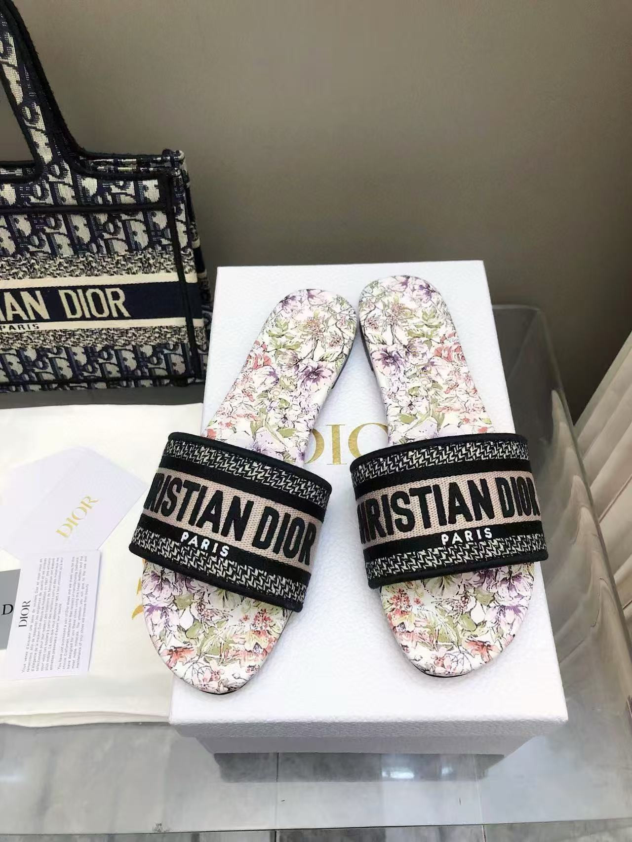 ua D*or dway slide