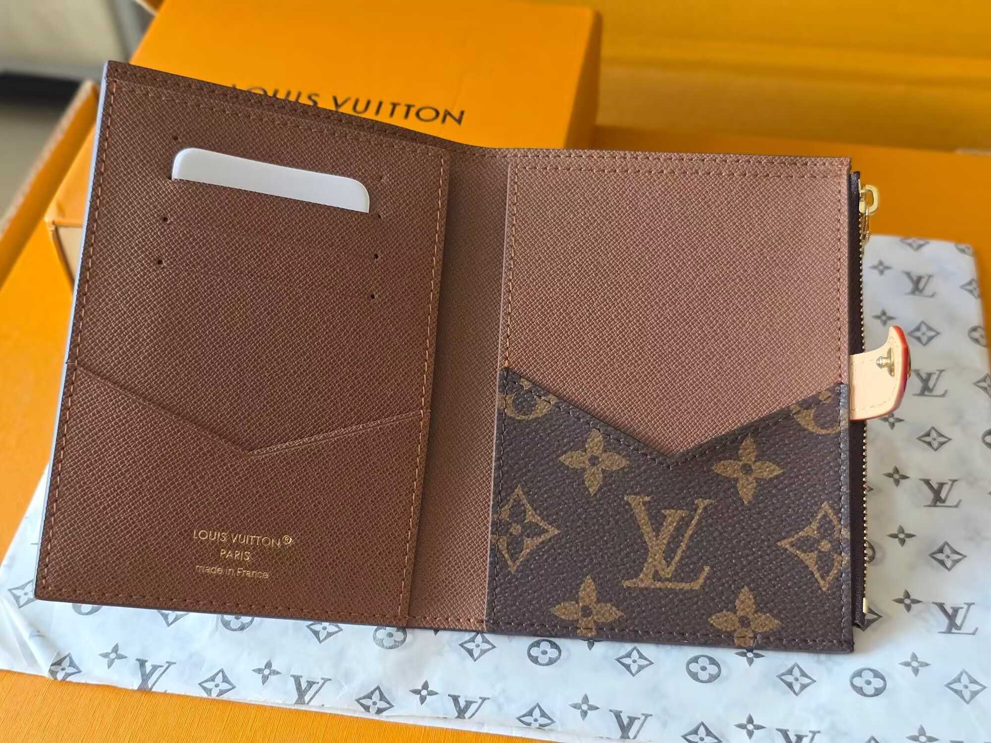 LV Locked Passport Cover M29550 14x10x2.5cm