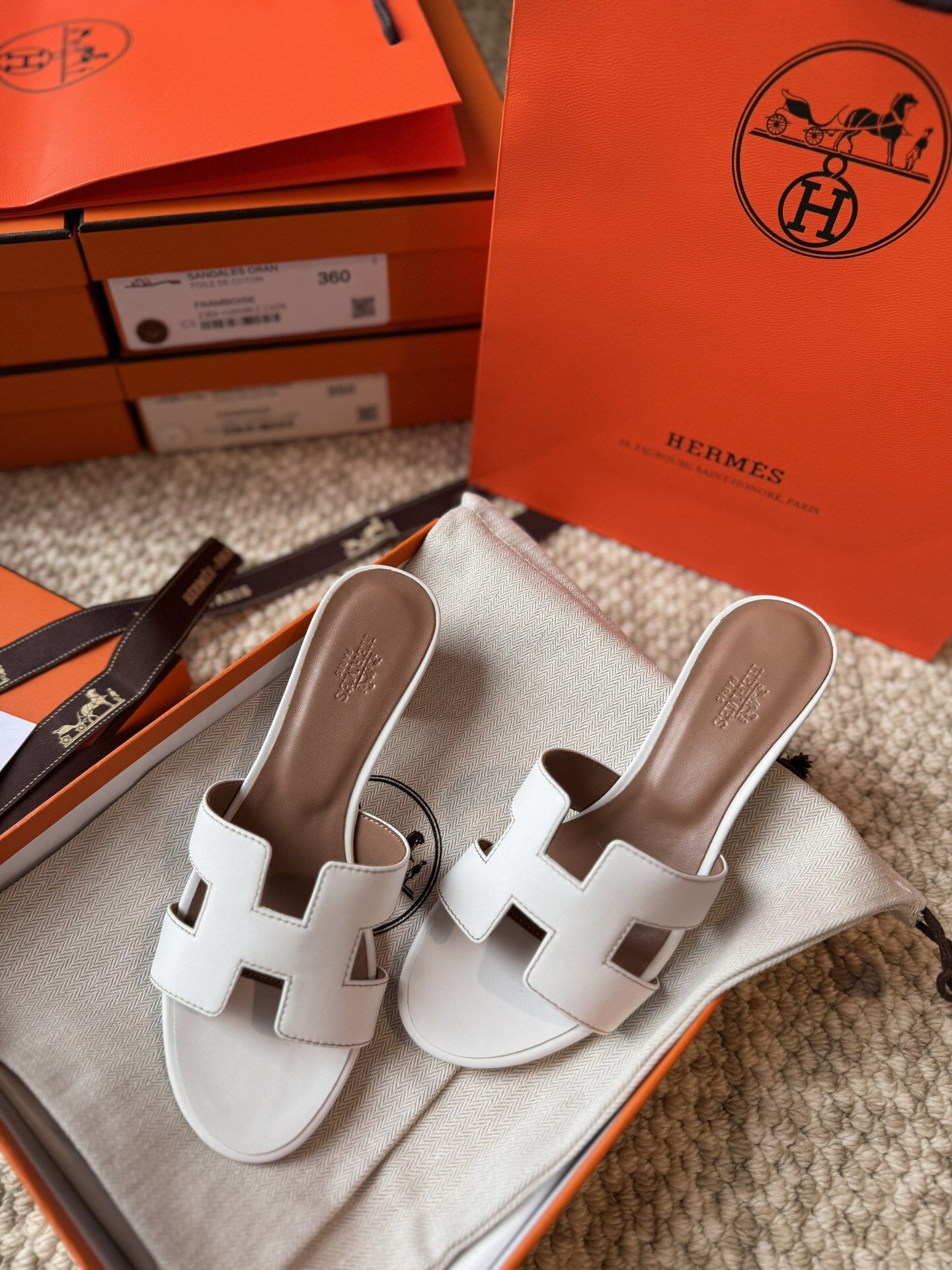 ua H**mes oasis white sandal