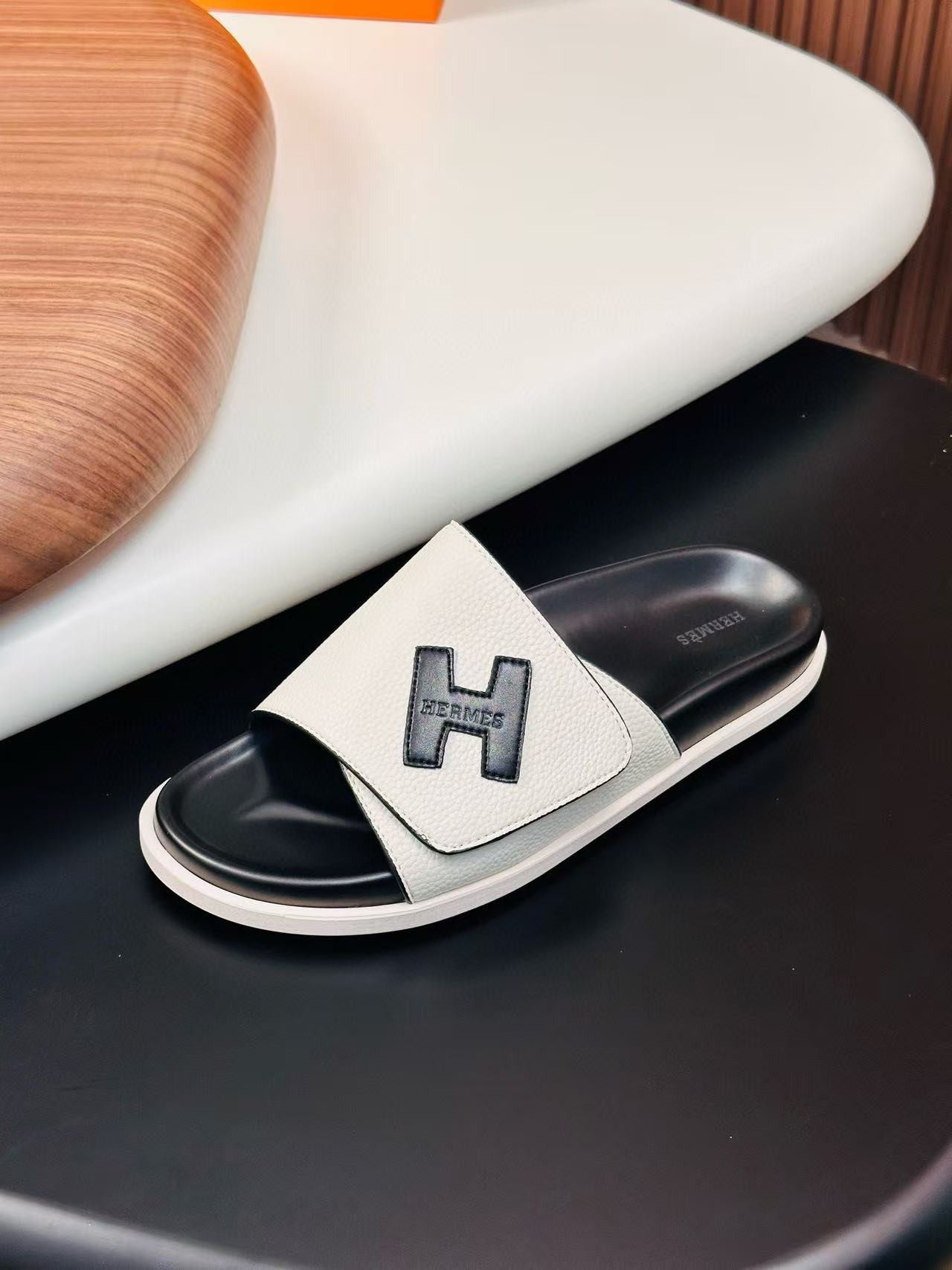 ua H**mes sandals