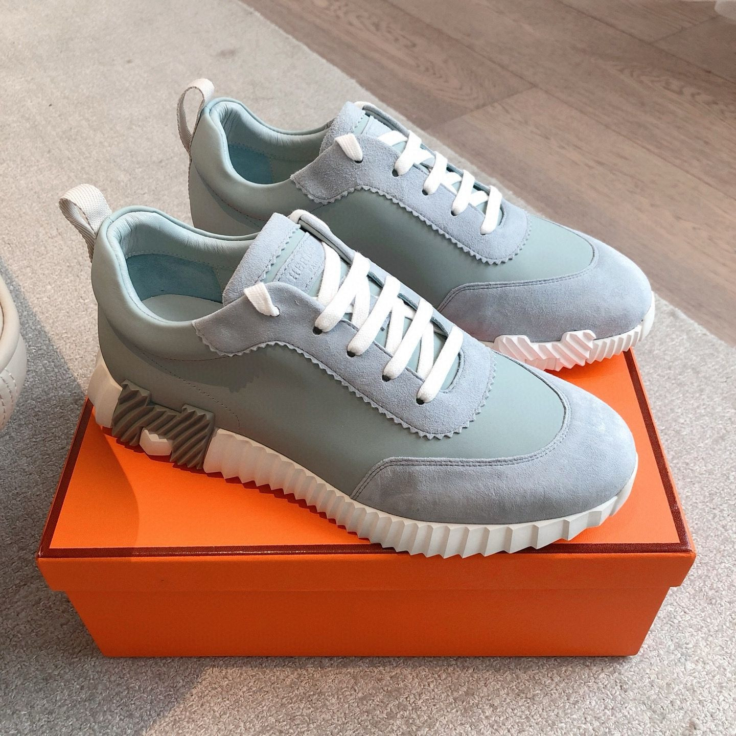 ua H**mes bouncing sneaker