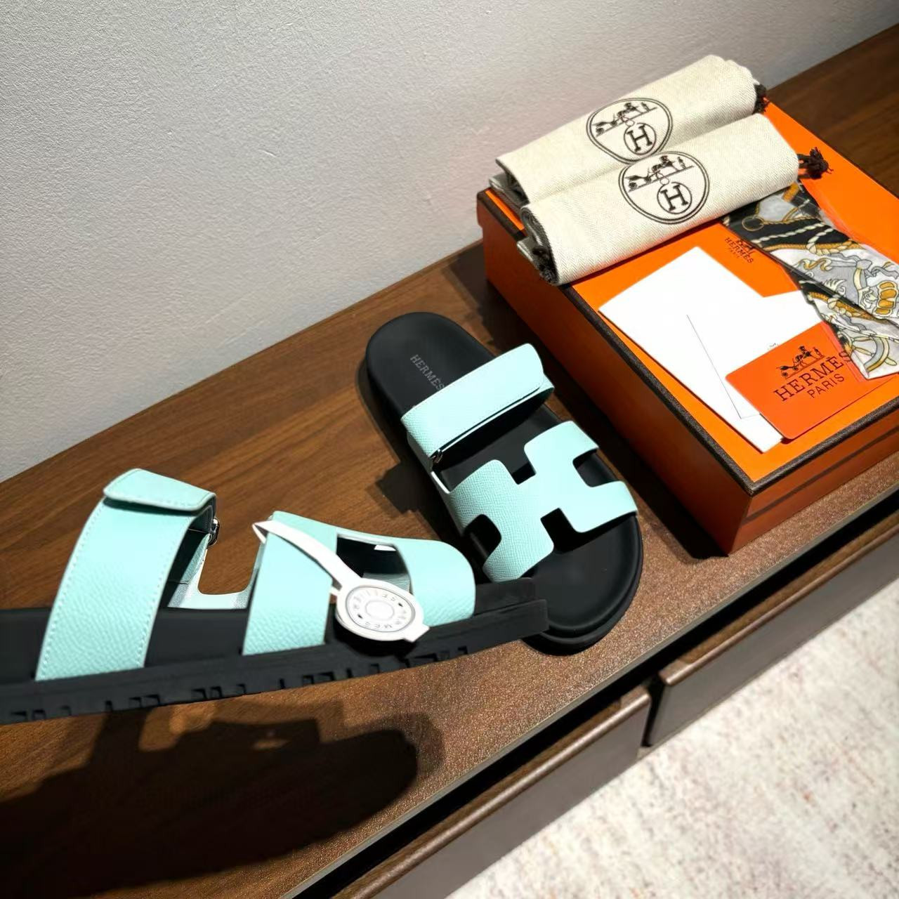 ua H**mes chypre sandal
