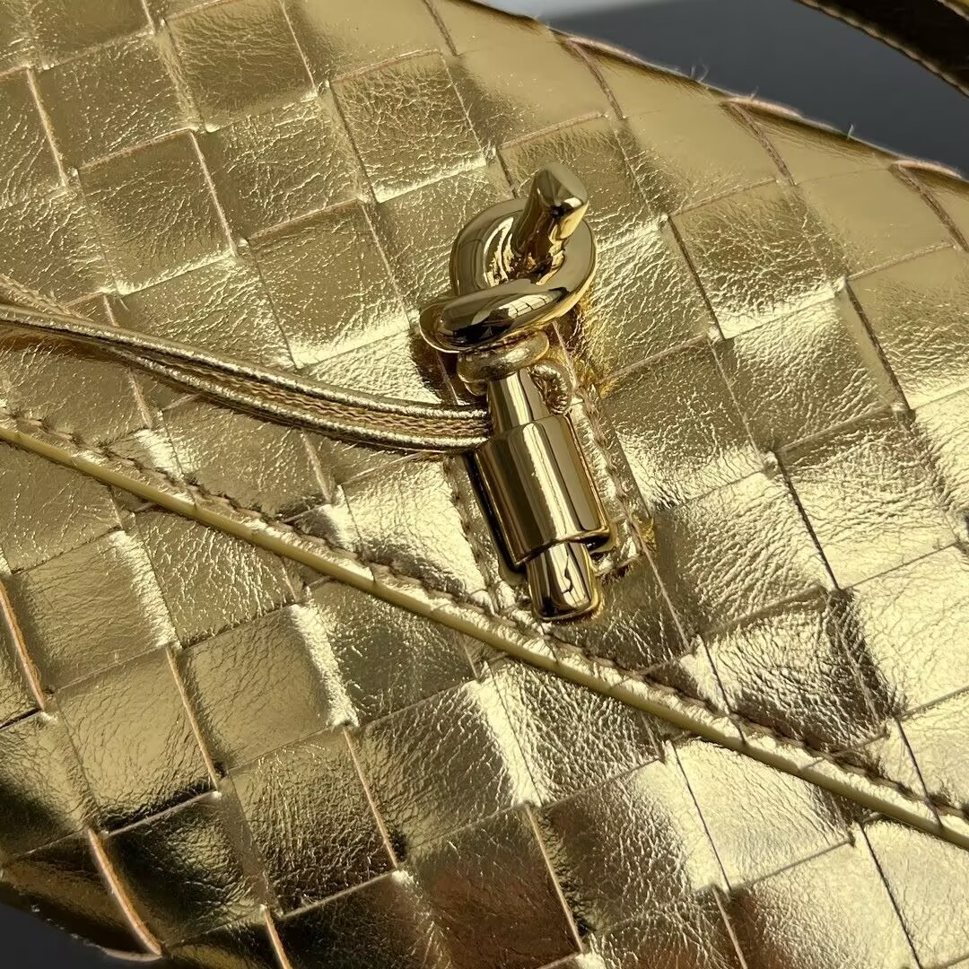 bo*te*ga Ve*ne*ta long clutch andiamo with handle 13x31x3cm