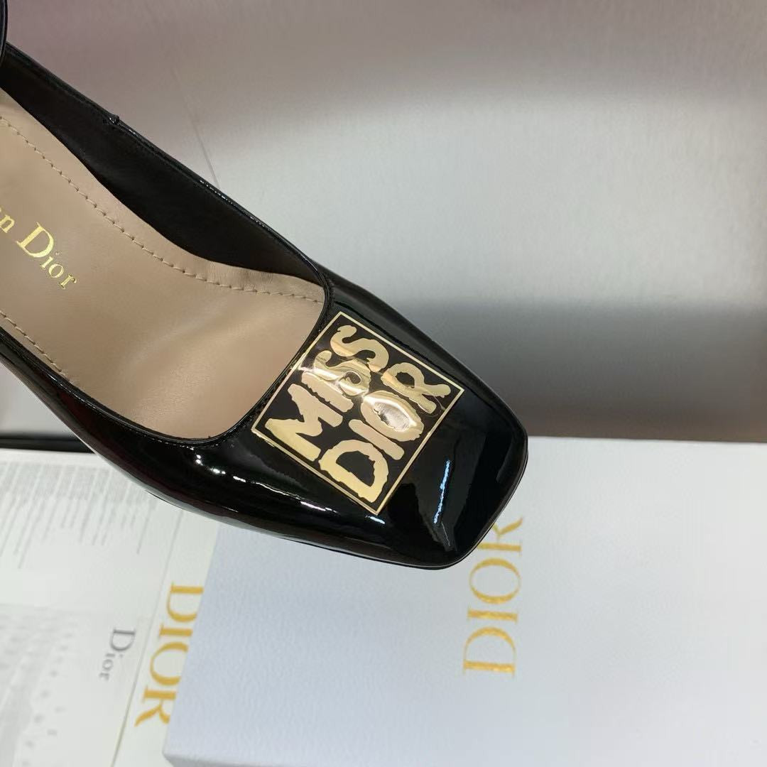 ua d*or miss d*or Gr*ffiti pump