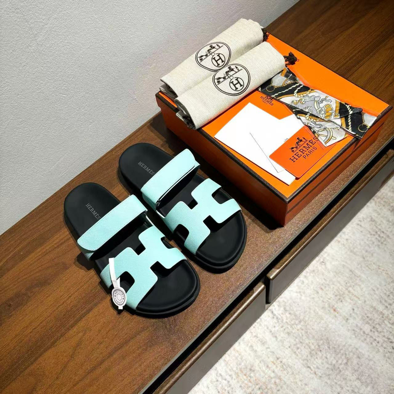 ua H**mes chypre sandal