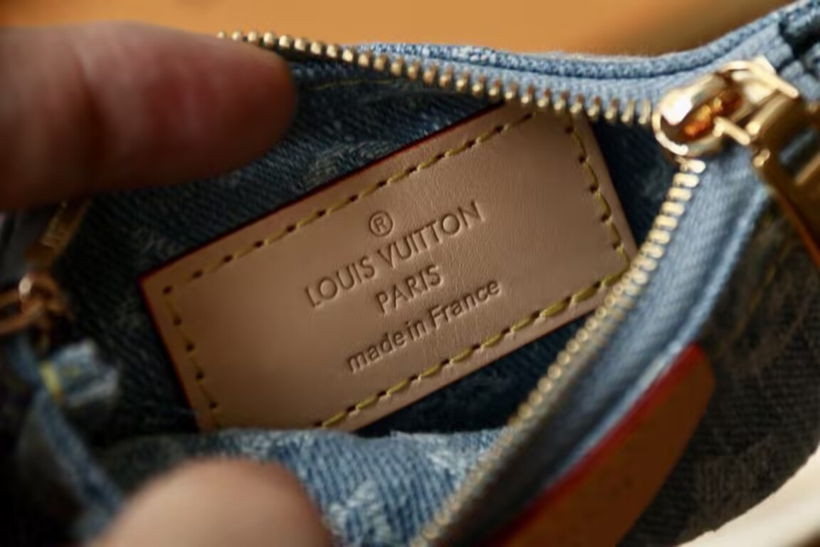 LV Wallet M82961