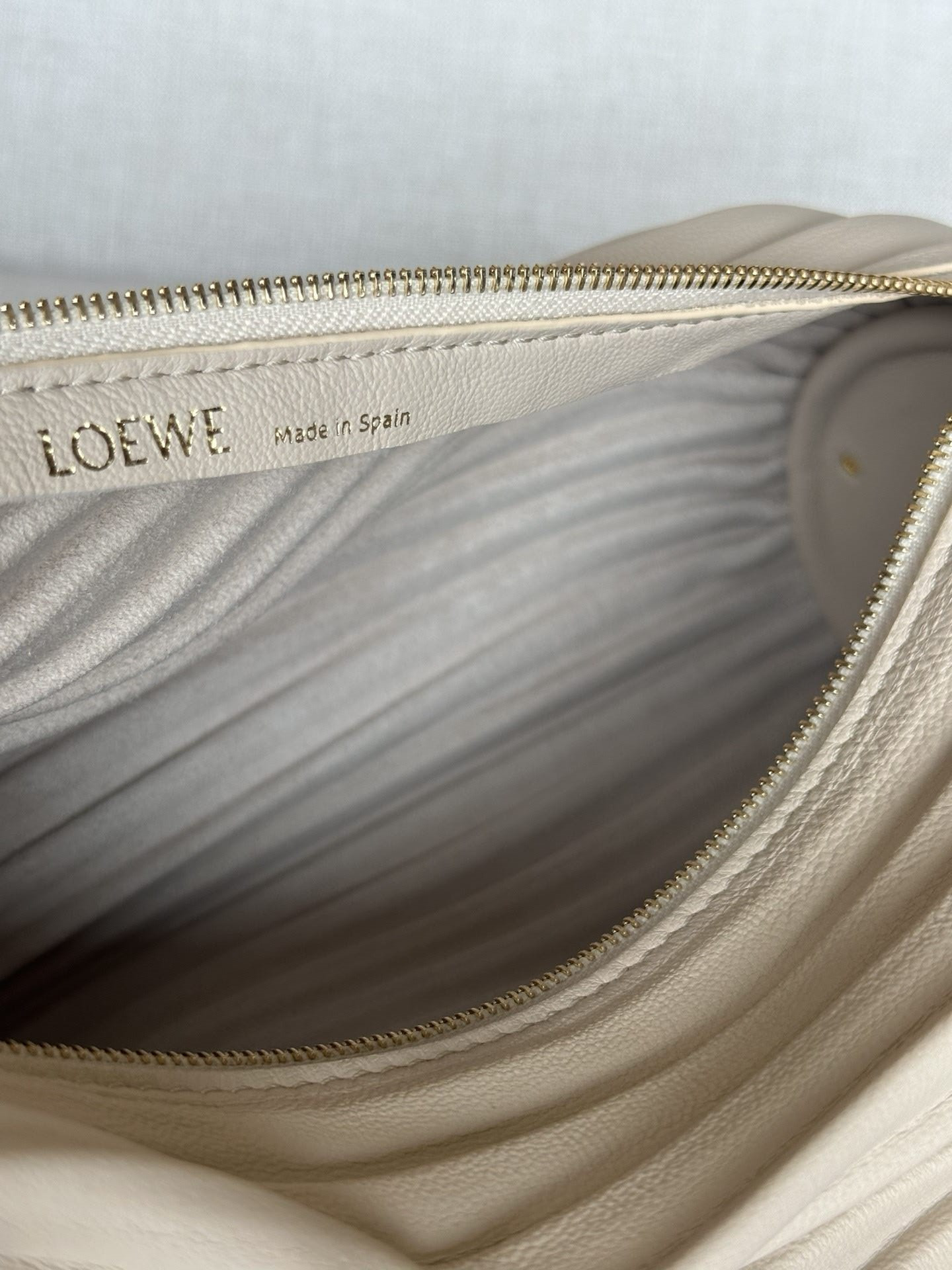 L0ew* bracelet pouch in pleated nappa 25x10x10cm