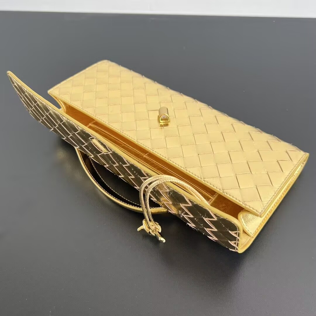 bo*te*ga Ve*ne*ta long clutch andiamo with handle 13x31x3cm