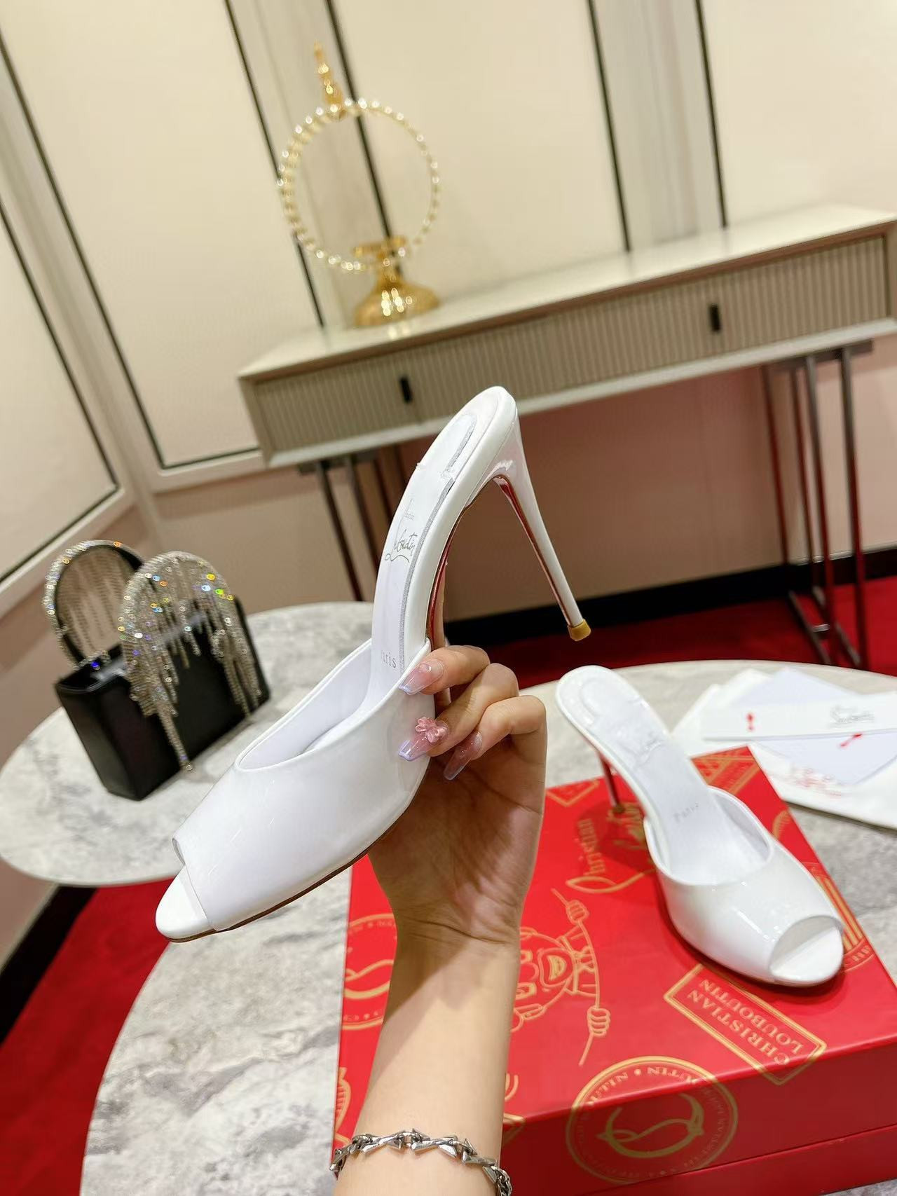 ua Ch**an louboutin bridal me dolly patent leather mules